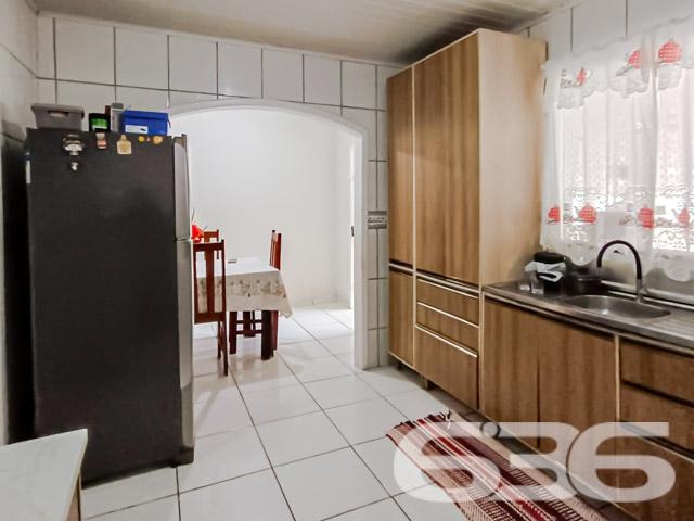 A busca pela residência perfeita em Joinville culmina nesta charmosa casa no Jardim Sofia, um lar que oferece não apenas conforto, mas também a tranquilidade de um ambiente seguro e bem localizado.
Dentro, a casa revela uma composição espaçosa com 3 dormitórios incluindo uma suíte, oferecendo privacidade e conforto para toda a família. A suíte é um verdadeiro refúgio, espaçosa e com janelas que proporcionam uma vista encantadora e muita luz natural. A sala de estar e jantar são integradas, criando um ambiente convidativo para reunir a família e amigos. A cozinha gourmet está equipada com armários planejados e oferece um espaço prático e moderno para o preparo de refeições.
A residência inclui também uma área de serviço bem dimensionada, além de cinco vagas de garagem, sendo duas cobertas e três descobertas, proporcionando comodidade e segurança para os veículos da família. O imóvel está completamente murado ou cercado, assegurando privacidade e segurança.
Especificamente projetada para oferecer conforto e praticidade, esta casa é ideal para quem busca a comodidade de estar próximo a vias de acesso, shopping centers, transporte público, escolas, hospitais e outros serviços essenciais. A internet de alta velocidade disponível garante que todos os membros da família possam navegar, trabalhar ou estudar de casa sem interrupções.
Esta casa não é apenas um imóvel, mas um lar onde cada detalhe foi pensado para o bem-estar de seus moradores. Agora é a sua chance de adquirir não apenas uma casa, mas um investimento seguro em qualidade de vida para você e sua família. Entre em contato com a 636 Negócios Imobiliários para mais informações e venha conhecer seu novo lar em Joinville. Experimente a combinação de conforto, segurança e localização que só o Jardim Sofia pode oferecer.
636 NEGÓCIOS IMOBILIÁRIOS: A SUA MELHOR ESCOLHA
Com mais de 30 anos de experiência, a 636 Negócios Imobiliários é sua parceira ideal para encontrar o imóvel perfeito. Estamos prontos para ajudá-lo a fazer deste imóvel o seu novo lar.
Telefone: (47) 3451-0636
WhatsApp: (47) 99190-0636
Não perca esta oportunidade única. Visite nosso site para mais informações: i636.com.br