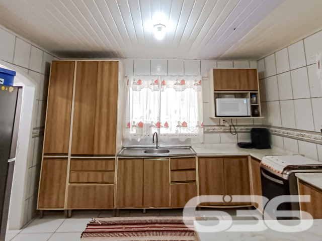 A busca pela residência perfeita em Joinville culmina nesta charmosa casa no Jardim Sofia, um lar que oferece não apenas conforto, mas também a tranquilidade de um ambiente seguro e bem localizado.
Dentro, a casa revela uma composição espaçosa com 3 dormitórios incluindo uma suíte, oferecendo privacidade e conforto para toda a família. A suíte é um verdadeiro refúgio, espaçosa e com janelas que proporcionam uma vista encantadora e muita luz natural. A sala de estar e jantar são integradas, criando um ambiente convidativo para reunir a família e amigos. A cozinha gourmet está equipada com armários planejados e oferece um espaço prático e moderno para o preparo de refeições.
A residência inclui também uma área de serviço bem dimensionada, além de cinco vagas de garagem, sendo duas cobertas e três descobertas, proporcionando comodidade e segurança para os veículos da família. O imóvel está completamente murado ou cercado, assegurando privacidade e segurança.
Especificamente projetada para oferecer conforto e praticidade, esta casa é ideal para quem busca a comodidade de estar próximo a vias de acesso, shopping centers, transporte público, escolas, hospitais e outros serviços essenciais. A internet de alta velocidade disponível garante que todos os membros da família possam navegar, trabalhar ou estudar de casa sem interrupções.
Esta casa não é apenas um imóvel, mas um lar onde cada detalhe foi pensado para o bem-estar de seus moradores. Agora é a sua chance de adquirir não apenas uma casa, mas um investimento seguro em qualidade de vida para você e sua família. Entre em contato com a 636 Negócios Imobiliários para mais informações e venha conhecer seu novo lar em Joinville. Experimente a combinação de conforto, segurança e localização que só o Jardim Sofia pode oferecer.
636 NEGÓCIOS IMOBILIÁRIOS: A SUA MELHOR ESCOLHA
Com mais de 30 anos de experiência, a 636 Negócios Imobiliários é sua parceira ideal para encontrar o imóvel perfeito. Estamos prontos para ajudá-lo a fazer deste imóvel o seu novo lar.
Telefone: (47) 3451-0636
WhatsApp: (47) 99190-0636
Não perca esta oportunidade única. Visite nosso site para mais informações: i636.com.br