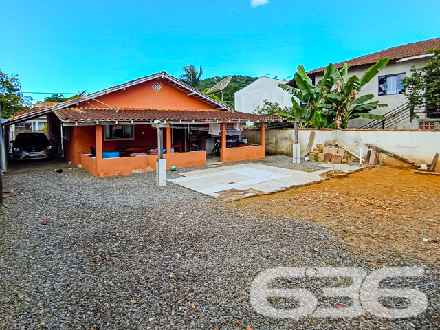 A busca pela residência perfeita em Joinville culmina nesta charmosa casa no Jardim Sofia, um lar que oferece não apenas conforto, mas também a tranquilidade de um ambiente seguro e bem localizado.
Dentro, a casa revela uma composição espaçosa com 3 dormitórios incluindo uma suíte, oferecendo privacidade e conforto para toda a família. A suíte é um verdadeiro refúgio, espaçosa e com janelas que proporcionam uma vista encantadora e muita luz natural. A sala de estar e jantar são integradas, criando um ambiente convidativo para reunir a família e amigos. A cozinha gourmet está equipada com armários planejados e oferece um espaço prático e moderno para o preparo de refeições.
A residência inclui também uma área de serviço bem dimensionada, além de cinco vagas de garagem, sendo duas cobertas e três descobertas, proporcionando comodidade e segurança para os veículos da família. O imóvel está completamente murado ou cercado, assegurando privacidade e segurança.
Especificamente projetada para oferecer conforto e praticidade, esta casa é ideal para quem busca a comodidade de estar próximo a vias de acesso, shopping centers, transporte público, escolas, hospitais e outros serviços essenciais. A internet de alta velocidade disponível garante que todos os membros da família possam navegar, trabalhar ou estudar de casa sem interrupções.
Esta casa não é apenas um imóvel, mas um lar onde cada detalhe foi pensado para o bem-estar de seus moradores. Agora é a sua chance de adquirir não apenas uma casa, mas um investimento seguro em qualidade de vida para você e sua família. Entre em contato com a 636 Negócios Imobiliários para mais informações e venha conhecer seu novo lar em Joinville. Experimente a combinação de conforto, segurança e localização que só o Jardim Sofia pode oferecer.
636 NEGÓCIOS IMOBILIÁRIOS: A SUA MELHOR ESCOLHA
Com mais de 30 anos de experiência, a 636 Negócios Imobiliários é sua parceira ideal para encontrar o imóvel perfeito. Estamos prontos para ajudá-lo a fazer deste imóvel o seu novo lar.
Telefone: (47) 3451-0636
WhatsApp: (47) 99190-0636
Não perca esta oportunidade única. Visite nosso site para mais informações: i636.com.br