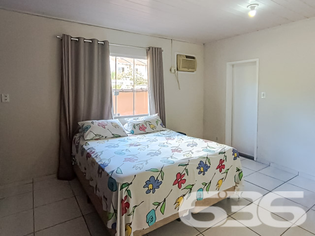 A busca pela residência perfeita em Joinville culmina nesta charmosa casa no Jardim Sofia, um lar que oferece não apenas conforto, mas também a tranquilidade de um ambiente seguro e bem localizado.
Dentro, a casa revela uma composição espaçosa com 3 dormitórios incluindo uma suíte, oferecendo privacidade e conforto para toda a família. A suíte é um verdadeiro refúgio, espaçosa e com janelas que proporcionam uma vista encantadora e muita luz natural. A sala de estar e jantar são integradas, criando um ambiente convidativo para reunir a família e amigos. A cozinha gourmet está equipada com armários planejados e oferece um espaço prático e moderno para o preparo de refeições.
A residência inclui também uma área de serviço bem dimensionada, além de cinco vagas de garagem, sendo duas cobertas e três descobertas, proporcionando comodidade e segurança para os veículos da família. O imóvel está completamente murado ou cercado, assegurando privacidade e segurança.
Especificamente projetada para oferecer conforto e praticidade, esta casa é ideal para quem busca a comodidade de estar próximo a vias de acesso, shopping centers, transporte público, escolas, hospitais e outros serviços essenciais. A internet de alta velocidade disponível garante que todos os membros da família possam navegar, trabalhar ou estudar de casa sem interrupções.
Esta casa não é apenas um imóvel, mas um lar onde cada detalhe foi pensado para o bem-estar de seus moradores. Agora é a sua chance de adquirir não apenas uma casa, mas um investimento seguro em qualidade de vida para você e sua família. Entre em contato com a 636 Negócios Imobiliários para mais informações e venha conhecer seu novo lar em Joinville. Experimente a combinação de conforto, segurança e localização que só o Jardim Sofia pode oferecer.
636 NEGÓCIOS IMOBILIÁRIOS: A SUA MELHOR ESCOLHA
Com mais de 30 anos de experiência, a 636 Negócios Imobiliários é sua parceira ideal para encontrar o imóvel perfeito. Estamos prontos para ajudá-lo a fazer deste imóvel o seu novo lar.
Telefone: (47) 3451-0636
WhatsApp: (47) 99190-0636
Não perca esta oportunidade única. Visite nosso site para mais informações: i636.com.br