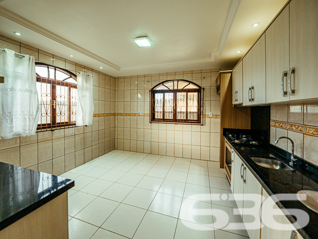 Encantadora Residência Térrea de 3 Quartos no Bairro Jardim Sofia, Joinville - ESTUDA PERMUTA

Apresentamos a você uma residência encantadora e aconchegante, localizada no cobiçado bairro Jardim Sofia, em Joinville. Esta bela propriedade oferece 360m² de terreno generosamente distribuídos, com 150m² de área construída. Com um padrão de construção e acabamento elevados, esta casa térrea recebe uma abundância de luz natural, proporcionando um ambiente arejado e livre de umidade.

A distribuição dos espaços é inteligente e convidativa. Ao adentrar, você encontrará uma espaçosa sala de estar, acompanhada por três quartos confortáveis. A cozinha e a copa, equipadas com móveis planejados, oferecem um espaço funcional e acolhedor. Além disso, a casa dispõe de uma área de serviço conveniente e um banheiro social.

A parte traseira da propriedade é um verdadeiro refúgio, com um amplo terreno gramado adornado por flores e até mesmo uma horta. Para os amantes da natureza, este é o cenário ideal para cultivar sua paixão.

Entre os atributos notáveis deste imóvel está a área de lazer completa, que inclui churrasqueira e pia. Também, uma suíte adicional foi pensada para acomodar visitantes com conforto. Esse espaço se destina a tornar seus encontros sociais memoráveis e especiais. Comodidade é primordial, e essa casa oferece três vagas de garagem, duas delas protegidas por um portão automático.

O bairro Jardim Sofia é uma escolha excepcional para quem busca residir na Zona Norte, com a conveniência do Shopping Garten a poucos passos de distância. Acesso rápido à região industrial da cidade e apenas a 20 minutos do centro de Joinville reforçam sua localização estratégica.

Agende agora mesmo uma visita com um de nossos experientes corretores e mergulhe em detalhes sobre essa oportunidade imperdível. Esta poderia ser a sua nova morada!

Estamos disponíveis para atendê-lo:
IMOBILIÁRIA 636.
Telefone: (47) 3451-0636
WhatsApp: (47) 99190-0636

Mal podemos esperar para recebê-lo!