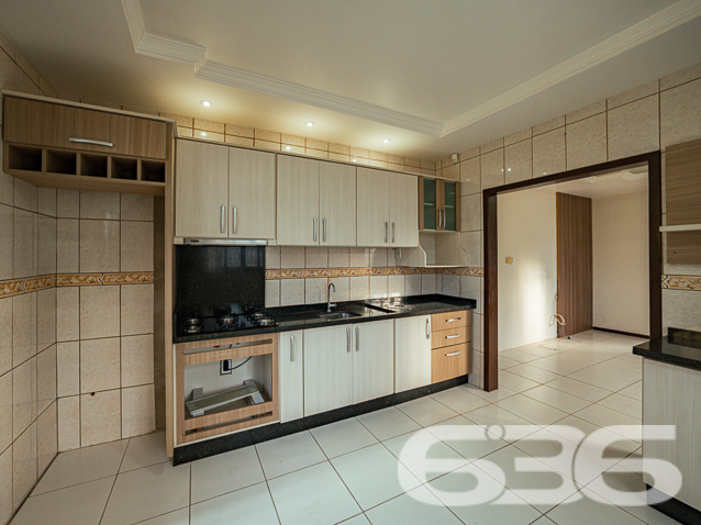 Encantadora Residência Térrea de 3 Quartos no Bairro Jardim Sofia, Joinville - ESTUDA PERMUTA

Apresentamos a você uma residência encantadora e aconchegante, localizada no cobiçado bairro Jardim Sofia, em Joinville. Esta bela propriedade oferece 360m² de terreno generosamente distribuídos, com 150m² de área construída. Com um padrão de construção e acabamento elevados, esta casa térrea recebe uma abundância de luz natural, proporcionando um ambiente arejado e livre de umidade.

A distribuição dos espaços é inteligente e convidativa. Ao adentrar, você encontrará uma espaçosa sala de estar, acompanhada por três quartos confortáveis. A cozinha e a copa, equipadas com móveis planejados, oferecem um espaço funcional e acolhedor. Além disso, a casa dispõe de uma área de serviço conveniente e um banheiro social.

A parte traseira da propriedade é um verdadeiro refúgio, com um amplo terreno gramado adornado por flores e até mesmo uma horta. Para os amantes da natureza, este é o cenário ideal para cultivar sua paixão.

Entre os atributos notáveis deste imóvel está a área de lazer completa, que inclui churrasqueira e pia. Também, uma suíte adicional foi pensada para acomodar visitantes com conforto. Esse espaço se destina a tornar seus encontros sociais memoráveis e especiais. Comodidade é primordial, e essa casa oferece três vagas de garagem, duas delas protegidas por um portão automático.

O bairro Jardim Sofia é uma escolha excepcional para quem busca residir na Zona Norte, com a conveniência do Shopping Garten a poucos passos de distância. Acesso rápido à região industrial da cidade e apenas a 20 minutos do centro de Joinville reforçam sua localização estratégica.

Agende agora mesmo uma visita com um de nossos experientes corretores e mergulhe em detalhes sobre essa oportunidade imperdível. Esta poderia ser a sua nova morada!

Estamos disponíveis para atendê-lo:
IMOBILIÁRIA 636.
Telefone: (47) 3451-0636
WhatsApp: (47) 99190-0636

Mal podemos esperar para recebê-lo!