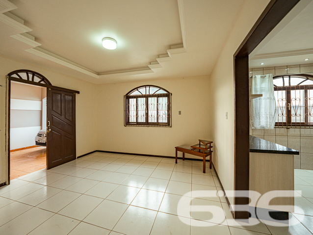 Encantadora Residência Térrea de 3 Quartos no Bairro Jardim Sofia, Joinville - ESTUDA PERMUTA

Apresentamos a você uma residência encantadora e aconchegante, localizada no cobiçado bairro Jardim Sofia, em Joinville. Esta bela propriedade oferece 360m² de terreno generosamente distribuídos, com 150m² de área construída. Com um padrão de construção e acabamento elevados, esta casa térrea recebe uma abundância de luz natural, proporcionando um ambiente arejado e livre de umidade.

A distribuição dos espaços é inteligente e convidativa. Ao adentrar, você encontrará uma espaçosa sala de estar, acompanhada por três quartos confortáveis. A cozinha e a copa, equipadas com móveis planejados, oferecem um espaço funcional e acolhedor. Além disso, a casa dispõe de uma área de serviço conveniente e um banheiro social.

A parte traseira da propriedade é um verdadeiro refúgio, com um amplo terreno gramado adornado por flores e até mesmo uma horta. Para os amantes da natureza, este é o cenário ideal para cultivar sua paixão.

Entre os atributos notáveis deste imóvel está a área de lazer completa, que inclui churrasqueira e pia. Também, uma suíte adicional foi pensada para acomodar visitantes com conforto. Esse espaço se destina a tornar seus encontros sociais memoráveis e especiais. Comodidade é primordial, e essa casa oferece três vagas de garagem, duas delas protegidas por um portão automático.

O bairro Jardim Sofia é uma escolha excepcional para quem busca residir na Zona Norte, com a conveniência do Shopping Garten a poucos passos de distância. Acesso rápido à região industrial da cidade e apenas a 20 minutos do centro de Joinville reforçam sua localização estratégica.

Agende agora mesmo uma visita com um de nossos experientes corretores e mergulhe em detalhes sobre essa oportunidade imperdível. Esta poderia ser a sua nova morada!

Estamos disponíveis para atendê-lo:
IMOBILIÁRIA 636.
Telefone: (47) 3451-0636
WhatsApp: (47) 99190-0636

Mal podemos esperar para recebê-lo!