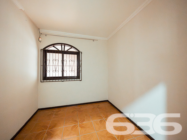 Encantadora Residência Térrea de 3 Quartos no Bairro Jardim Sofia, Joinville - ESTUDA PERMUTA

Apresentamos a você uma residência encantadora e aconchegante, localizada no cobiçado bairro Jardim Sofia, em Joinville. Esta bela propriedade oferece 360m² de terreno generosamente distribuídos, com 150m² de área construída. Com um padrão de construção e acabamento elevados, esta casa térrea recebe uma abundância de luz natural, proporcionando um ambiente arejado e livre de umidade.

A distribuição dos espaços é inteligente e convidativa. Ao adentrar, você encontrará uma espaçosa sala de estar, acompanhada por três quartos confortáveis. A cozinha e a copa, equipadas com móveis planejados, oferecem um espaço funcional e acolhedor. Além disso, a casa dispõe de uma área de serviço conveniente e um banheiro social.

A parte traseira da propriedade é um verdadeiro refúgio, com um amplo terreno gramado adornado por flores e até mesmo uma horta. Para os amantes da natureza, este é o cenário ideal para cultivar sua paixão.

Entre os atributos notáveis deste imóvel está a área de lazer completa, que inclui churrasqueira e pia. Também, uma suíte adicional foi pensada para acomodar visitantes com conforto. Esse espaço se destina a tornar seus encontros sociais memoráveis e especiais. Comodidade é primordial, e essa casa oferece três vagas de garagem, duas delas protegidas por um portão automático.

O bairro Jardim Sofia é uma escolha excepcional para quem busca residir na Zona Norte, com a conveniência do Shopping Garten a poucos passos de distância. Acesso rápido à região industrial da cidade e apenas a 20 minutos do centro de Joinville reforçam sua localização estratégica.

Agende agora mesmo uma visita com um de nossos experientes corretores e mergulhe em detalhes sobre essa oportunidade imperdível. Esta poderia ser a sua nova morada!

Estamos disponíveis para atendê-lo:
IMOBILIÁRIA 636.
Telefone: (47) 3451-0636
WhatsApp: (47) 99190-0636

Mal podemos esperar para recebê-lo!