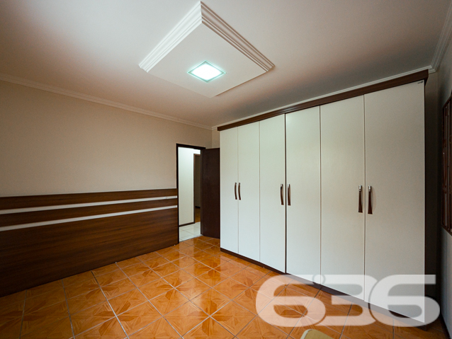 Encantadora Residência Térrea de 3 Quartos no Bairro Jardim Sofia, Joinville - ESTUDA PERMUTA

Apresentamos a você uma residência encantadora e aconchegante, localizada no cobiçado bairro Jardim Sofia, em Joinville. Esta bela propriedade oferece 360m² de terreno generosamente distribuídos, com 150m² de área construída. Com um padrão de construção e acabamento elevados, esta casa térrea recebe uma abundância de luz natural, proporcionando um ambiente arejado e livre de umidade.

A distribuição dos espaços é inteligente e convidativa. Ao adentrar, você encontrará uma espaçosa sala de estar, acompanhada por três quartos confortáveis. A cozinha e a copa, equipadas com móveis planejados, oferecem um espaço funcional e acolhedor. Além disso, a casa dispõe de uma área de serviço conveniente e um banheiro social.

A parte traseira da propriedade é um verdadeiro refúgio, com um amplo terreno gramado adornado por flores e até mesmo uma horta. Para os amantes da natureza, este é o cenário ideal para cultivar sua paixão.

Entre os atributos notáveis deste imóvel está a área de lazer completa, que inclui churrasqueira e pia. Também, uma suíte adicional foi pensada para acomodar visitantes com conforto. Esse espaço se destina a tornar seus encontros sociais memoráveis e especiais. Comodidade é primordial, e essa casa oferece três vagas de garagem, duas delas protegidas por um portão automático.

O bairro Jardim Sofia é uma escolha excepcional para quem busca residir na Zona Norte, com a conveniência do Shopping Garten a poucos passos de distância. Acesso rápido à região industrial da cidade e apenas a 20 minutos do centro de Joinville reforçam sua localização estratégica.

Agende agora mesmo uma visita com um de nossos experientes corretores e mergulhe em detalhes sobre essa oportunidade imperdível. Esta poderia ser a sua nova morada!

Estamos disponíveis para atendê-lo:
IMOBILIÁRIA 636.
Telefone: (47) 3451-0636
WhatsApp: (47) 99190-0636

Mal podemos esperar para recebê-lo!