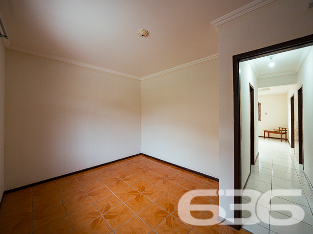 Encantadora Residência Térrea de 3 Quartos no Bairro Jardim Sofia, Joinville - ESTUDA PERMUTA

Apresentamos a você uma residência encantadora e aconchegante, localizada no cobiçado bairro Jardim Sofia, em Joinville. Esta bela propriedade oferece 360m² de terreno generosamente distribuídos, com 150m² de área construída. Com um padrão de construção e acabamento elevados, esta casa térrea recebe uma abundância de luz natural, proporcionando um ambiente arejado e livre de umidade.

A distribuição dos espaços é inteligente e convidativa. Ao adentrar, você encontrará uma espaçosa sala de estar, acompanhada por três quartos confortáveis. A cozinha e a copa, equipadas com móveis planejados, oferecem um espaço funcional e acolhedor. Além disso, a casa dispõe de uma área de serviço conveniente e um banheiro social.

A parte traseira da propriedade é um verdadeiro refúgio, com um amplo terreno gramado adornado por flores e até mesmo uma horta. Para os amantes da natureza, este é o cenário ideal para cultivar sua paixão.

Entre os atributos notáveis deste imóvel está a área de lazer completa, que inclui churrasqueira e pia. Também, uma suíte adicional foi pensada para acomodar visitantes com conforto. Esse espaço se destina a tornar seus encontros sociais memoráveis e especiais. Comodidade é primordial, e essa casa oferece três vagas de garagem, duas delas protegidas por um portão automático.

O bairro Jardim Sofia é uma escolha excepcional para quem busca residir na Zona Norte, com a conveniência do Shopping Garten a poucos passos de distância. Acesso rápido à região industrial da cidade e apenas a 20 minutos do centro de Joinville reforçam sua localização estratégica.

Agende agora mesmo uma visita com um de nossos experientes corretores e mergulhe em detalhes sobre essa oportunidade imperdível. Esta poderia ser a sua nova morada!

Estamos disponíveis para atendê-lo:
IMOBILIÁRIA 636.
Telefone: (47) 3451-0636
WhatsApp: (47) 99190-0636

Mal podemos esperar para recebê-lo!