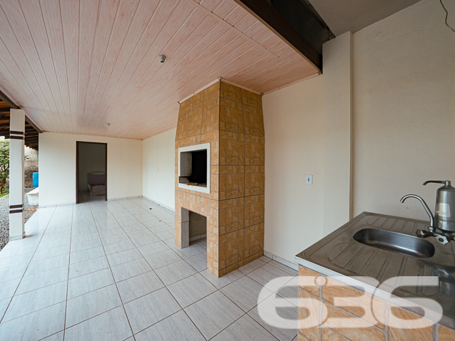 Encantadora Residência Térrea de 3 Quartos no Bairro Jardim Sofia, Joinville - ESTUDA PERMUTA

Apresentamos a você uma residência encantadora e aconchegante, localizada no cobiçado bairro Jardim Sofia, em Joinville. Esta bela propriedade oferece 360m² de terreno generosamente distribuídos, com 150m² de área construída. Com um padrão de construção e acabamento elevados, esta casa térrea recebe uma abundância de luz natural, proporcionando um ambiente arejado e livre de umidade.

A distribuição dos espaços é inteligente e convidativa. Ao adentrar, você encontrará uma espaçosa sala de estar, acompanhada por três quartos confortáveis. A cozinha e a copa, equipadas com móveis planejados, oferecem um espaço funcional e acolhedor. Além disso, a casa dispõe de uma área de serviço conveniente e um banheiro social.

A parte traseira da propriedade é um verdadeiro refúgio, com um amplo terreno gramado adornado por flores e até mesmo uma horta. Para os amantes da natureza, este é o cenário ideal para cultivar sua paixão.

Entre os atributos notáveis deste imóvel está a área de lazer completa, que inclui churrasqueira e pia. Também, uma suíte adicional foi pensada para acomodar visitantes com conforto. Esse espaço se destina a tornar seus encontros sociais memoráveis e especiais. Comodidade é primordial, e essa casa oferece três vagas de garagem, duas delas protegidas por um portão automático.

O bairro Jardim Sofia é uma escolha excepcional para quem busca residir na Zona Norte, com a conveniência do Shopping Garten a poucos passos de distância. Acesso rápido à região industrial da cidade e apenas a 20 minutos do centro de Joinville reforçam sua localização estratégica.

Agende agora mesmo uma visita com um de nossos experientes corretores e mergulhe em detalhes sobre essa oportunidade imperdível. Esta poderia ser a sua nova morada!

Estamos disponíveis para atendê-lo:
IMOBILIÁRIA 636.
Telefone: (47) 3451-0636
WhatsApp: (47) 99190-0636

Mal podemos esperar para recebê-lo!