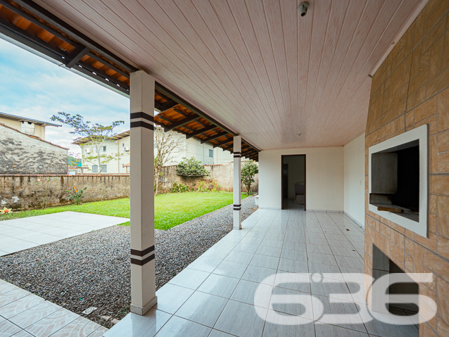 Encantadora Residência Térrea de 3 Quartos no Bairro Jardim Sofia, Joinville - ESTUDA PERMUTA

Apresentamos a você uma residência encantadora e aconchegante, localizada no cobiçado bairro Jardim Sofia, em Joinville. Esta bela propriedade oferece 360m² de terreno generosamente distribuídos, com 150m² de área construída. Com um padrão de construção e acabamento elevados, esta casa térrea recebe uma abundância de luz natural, proporcionando um ambiente arejado e livre de umidade.

A distribuição dos espaços é inteligente e convidativa. Ao adentrar, você encontrará uma espaçosa sala de estar, acompanhada por três quartos confortáveis. A cozinha e a copa, equipadas com móveis planejados, oferecem um espaço funcional e acolhedor. Além disso, a casa dispõe de uma área de serviço conveniente e um banheiro social.

A parte traseira da propriedade é um verdadeiro refúgio, com um amplo terreno gramado adornado por flores e até mesmo uma horta. Para os amantes da natureza, este é o cenário ideal para cultivar sua paixão.

Entre os atributos notáveis deste imóvel está a área de lazer completa, que inclui churrasqueira e pia. Também, uma suíte adicional foi pensada para acomodar visitantes com conforto. Esse espaço se destina a tornar seus encontros sociais memoráveis e especiais. Comodidade é primordial, e essa casa oferece três vagas de garagem, duas delas protegidas por um portão automático.

O bairro Jardim Sofia é uma escolha excepcional para quem busca residir na Zona Norte, com a conveniência do Shopping Garten a poucos passos de distância. Acesso rápido à região industrial da cidade e apenas a 20 minutos do centro de Joinville reforçam sua localização estratégica.

Agende agora mesmo uma visita com um de nossos experientes corretores e mergulhe em detalhes sobre essa oportunidade imperdível. Esta poderia ser a sua nova morada!

Estamos disponíveis para atendê-lo:
IMOBILIÁRIA 636.
Telefone: (47) 3451-0636
WhatsApp: (47) 99190-0636

Mal podemos esperar para recebê-lo!