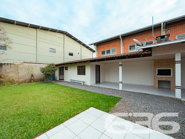 Encantadora Residência Térrea de 3 Quartos no Bairro Jardim Sofia, Joinville - ESTUDA PERMUTA

Apresentamos a você uma residência encantadora e aconchegante, localizada no cobiçado bairro Jardim Sofia, em Joinville. Esta bela propriedade oferece 360m² de terreno generosamente distribuídos, com 150m² de área construída. Com um padrão de construção e acabamento elevados, esta casa térrea recebe uma abundância de luz natural, proporcionando um ambiente arejado e livre de umidade.

A distribuição dos espaços é inteligente e convidativa. Ao adentrar, você encontrará uma espaçosa sala de estar, acompanhada por três quartos confortáveis. A cozinha e a copa, equipadas com móveis planejados, oferecem um espaço funcional e acolhedor. Além disso, a casa dispõe de uma área de serviço conveniente e um banheiro social.

A parte traseira da propriedade é um verdadeiro refúgio, com um amplo terreno gramado adornado por flores e até mesmo uma horta. Para os amantes da natureza, este é o cenário ideal para cultivar sua paixão.

Entre os atributos notáveis deste imóvel está a área de lazer completa, que inclui churrasqueira e pia. Também, uma suíte adicional foi pensada para acomodar visitantes com conforto. Esse espaço se destina a tornar seus encontros sociais memoráveis e especiais. Comodidade é primordial, e essa casa oferece três vagas de garagem, duas delas protegidas por um portão automático.

O bairro Jardim Sofia é uma escolha excepcional para quem busca residir na Zona Norte, com a conveniência do Shopping Garten a poucos passos de distância. Acesso rápido à região industrial da cidade e apenas a 20 minutos do centro de Joinville reforçam sua localização estratégica.

Agende agora mesmo uma visita com um de nossos experientes corretores e mergulhe em detalhes sobre essa oportunidade imperdível. Esta poderia ser a sua nova morada!

Estamos disponíveis para atendê-lo:
IMOBILIÁRIA 636.
Telefone: (47) 3451-0636
WhatsApp: (47) 99190-0636

Mal podemos esperar para recebê-lo!