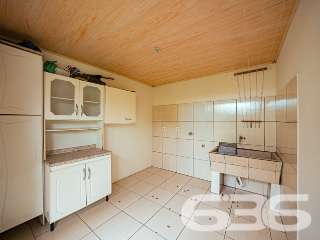 Encantadora Residência Térrea de 3 Quartos no Bairro Jardim Sofia, Joinville - ESTUDA PERMUTA

Apresentamos a você uma residência encantadora e aconchegante, localizada no cobiçado bairro Jardim Sofia, em Joinville. Esta bela propriedade oferece 360m² de terreno generosamente distribuídos, com 150m² de área construída. Com um padrão de construção e acabamento elevados, esta casa térrea recebe uma abundância de luz natural, proporcionando um ambiente arejado e livre de umidade.

A distribuição dos espaços é inteligente e convidativa. Ao adentrar, você encontrará uma espaçosa sala de estar, acompanhada por três quartos confortáveis. A cozinha e a copa, equipadas com móveis planejados, oferecem um espaço funcional e acolhedor. Além disso, a casa dispõe de uma área de serviço conveniente e um banheiro social.

A parte traseira da propriedade é um verdadeiro refúgio, com um amplo terreno gramado adornado por flores e até mesmo uma horta. Para os amantes da natureza, este é o cenário ideal para cultivar sua paixão.

Entre os atributos notáveis deste imóvel está a área de lazer completa, que inclui churrasqueira e pia. Também, uma suíte adicional foi pensada para acomodar visitantes com conforto. Esse espaço se destina a tornar seus encontros sociais memoráveis e especiais. Comodidade é primordial, e essa casa oferece três vagas de garagem, duas delas protegidas por um portão automático.

O bairro Jardim Sofia é uma escolha excepcional para quem busca residir na Zona Norte, com a conveniência do Shopping Garten a poucos passos de distância. Acesso rápido à região industrial da cidade e apenas a 20 minutos do centro de Joinville reforçam sua localização estratégica.

Agende agora mesmo uma visita com um de nossos experientes corretores e mergulhe em detalhes sobre essa oportunidade imperdível. Esta poderia ser a sua nova morada!

Estamos disponíveis para atendê-lo:
IMOBILIÁRIA 636.
Telefone: (47) 3451-0636
WhatsApp: (47) 99190-0636

Mal podemos esperar para recebê-lo!