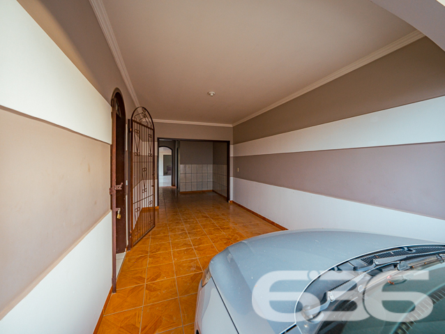 Encantadora Residência Térrea de 3 Quartos no Bairro Jardim Sofia, Joinville - ESTUDA PERMUTA

Apresentamos a você uma residência encantadora e aconchegante, localizada no cobiçado bairro Jardim Sofia, em Joinville. Esta bela propriedade oferece 360m² de terreno generosamente distribuídos, com 150m² de área construída. Com um padrão de construção e acabamento elevados, esta casa térrea recebe uma abundância de luz natural, proporcionando um ambiente arejado e livre de umidade.

A distribuição dos espaços é inteligente e convidativa. Ao adentrar, você encontrará uma espaçosa sala de estar, acompanhada por três quartos confortáveis. A cozinha e a copa, equipadas com móveis planejados, oferecem um espaço funcional e acolhedor. Além disso, a casa dispõe de uma área de serviço conveniente e um banheiro social.

A parte traseira da propriedade é um verdadeiro refúgio, com um amplo terreno gramado adornado por flores e até mesmo uma horta. Para os amantes da natureza, este é o cenário ideal para cultivar sua paixão.

Entre os atributos notáveis deste imóvel está a área de lazer completa, que inclui churrasqueira e pia. Também, uma suíte adicional foi pensada para acomodar visitantes com conforto. Esse espaço se destina a tornar seus encontros sociais memoráveis e especiais. Comodidade é primordial, e essa casa oferece três vagas de garagem, duas delas protegidas por um portão automático.

O bairro Jardim Sofia é uma escolha excepcional para quem busca residir na Zona Norte, com a conveniência do Shopping Garten a poucos passos de distância. Acesso rápido à região industrial da cidade e apenas a 20 minutos do centro de Joinville reforçam sua localização estratégica.

Agende agora mesmo uma visita com um de nossos experientes corretores e mergulhe em detalhes sobre essa oportunidade imperdível. Esta poderia ser a sua nova morada!

Estamos disponíveis para atendê-lo:
IMOBILIÁRIA 636.
Telefone: (47) 3451-0636
WhatsApp: (47) 99190-0636

Mal podemos esperar para recebê-lo!