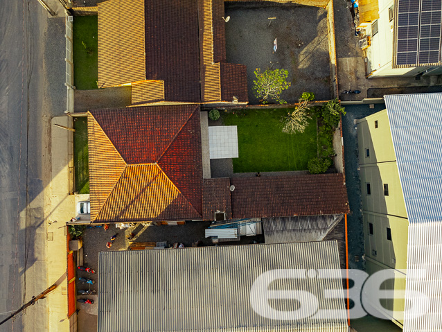 Encantadora Residência Térrea de 3 Quartos no Bairro Jardim Sofia, Joinville - ESTUDA PERMUTA

Apresentamos a você uma residência encantadora e aconchegante, localizada no cobiçado bairro Jardim Sofia, em Joinville. Esta bela propriedade oferece 360m² de terreno generosamente distribuídos, com 150m² de área construída. Com um padrão de construção e acabamento elevados, esta casa térrea recebe uma abundância de luz natural, proporcionando um ambiente arejado e livre de umidade.

A distribuição dos espaços é inteligente e convidativa. Ao adentrar, você encontrará uma espaçosa sala de estar, acompanhada por três quartos confortáveis. A cozinha e a copa, equipadas com móveis planejados, oferecem um espaço funcional e acolhedor. Além disso, a casa dispõe de uma área de serviço conveniente e um banheiro social.

A parte traseira da propriedade é um verdadeiro refúgio, com um amplo terreno gramado adornado por flores e até mesmo uma horta. Para os amantes da natureza, este é o cenário ideal para cultivar sua paixão.

Entre os atributos notáveis deste imóvel está a área de lazer completa, que inclui churrasqueira e pia. Também, uma suíte adicional foi pensada para acomodar visitantes com conforto. Esse espaço se destina a tornar seus encontros sociais memoráveis e especiais. Comodidade é primordial, e essa casa oferece três vagas de garagem, duas delas protegidas por um portão automático.

O bairro Jardim Sofia é uma escolha excepcional para quem busca residir na Zona Norte, com a conveniência do Shopping Garten a poucos passos de distância. Acesso rápido à região industrial da cidade e apenas a 20 minutos do centro de Joinville reforçam sua localização estratégica.

Agende agora mesmo uma visita com um de nossos experientes corretores e mergulhe em detalhes sobre essa oportunidade imperdível. Esta poderia ser a sua nova morada!

Estamos disponíveis para atendê-lo:
IMOBILIÁRIA 636.
Telefone: (47) 3451-0636
WhatsApp: (47) 99190-0636

Mal podemos esperar para recebê-lo!