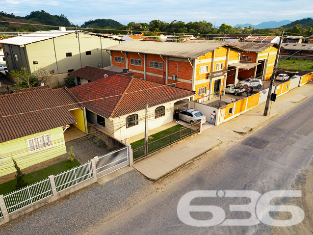 Encantadora Residência Térrea de 3 Quartos no Bairro Jardim Sofia, Joinville - ESTUDA PERMUTA

Apresentamos a você uma residência encantadora e aconchegante, localizada no cobiçado bairro Jardim Sofia, em Joinville. Esta bela propriedade oferece 360m² de terreno generosamente distribuídos, com 150m² de área construída. Com um padrão de construção e acabamento elevados, esta casa térrea recebe uma abundância de luz natural, proporcionando um ambiente arejado e livre de umidade.

A distribuição dos espaços é inteligente e convidativa. Ao adentrar, você encontrará uma espaçosa sala de estar, acompanhada por três quartos confortáveis. A cozinha e a copa, equipadas com móveis planejados, oferecem um espaço funcional e acolhedor. Além disso, a casa dispõe de uma área de serviço conveniente e um banheiro social.

A parte traseira da propriedade é um verdadeiro refúgio, com um amplo terreno gramado adornado por flores e até mesmo uma horta. Para os amantes da natureza, este é o cenário ideal para cultivar sua paixão.

Entre os atributos notáveis deste imóvel está a área de lazer completa, que inclui churrasqueira e pia. Também, uma suíte adicional foi pensada para acomodar visitantes com conforto. Esse espaço se destina a tornar seus encontros sociais memoráveis e especiais. Comodidade é primordial, e essa casa oferece três vagas de garagem, duas delas protegidas por um portão automático.

O bairro Jardim Sofia é uma escolha excepcional para quem busca residir na Zona Norte, com a conveniência do Shopping Garten a poucos passos de distância. Acesso rápido à região industrial da cidade e apenas a 20 minutos do centro de Joinville reforçam sua localização estratégica.

Agende agora mesmo uma visita com um de nossos experientes corretores e mergulhe em detalhes sobre essa oportunidade imperdível. Esta poderia ser a sua nova morada!

Estamos disponíveis para atendê-lo:
IMOBILIÁRIA 636.
Telefone: (47) 3451-0636
WhatsApp: (47) 99190-0636

Mal podemos esperar para recebê-lo!