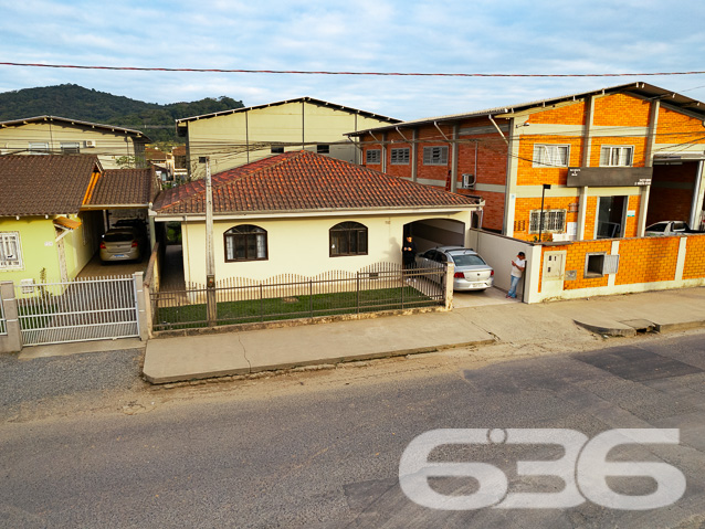 Encantadora Residência Térrea de 3 Quartos no Bairro Jardim Sofia, Joinville - ESTUDA PERMUTA

Apresentamos a você uma residência encantadora e aconchegante, localizada no cobiçado bairro Jardim Sofia, em Joinville. Esta bela propriedade oferece 360m² de terreno generosamente distribuídos, com 150m² de área construída. Com um padrão de construção e acabamento elevados, esta casa térrea recebe uma abundância de luz natural, proporcionando um ambiente arejado e livre de umidade.

A distribuição dos espaços é inteligente e convidativa. Ao adentrar, você encontrará uma espaçosa sala de estar, acompanhada por três quartos confortáveis. A cozinha e a copa, equipadas com móveis planejados, oferecem um espaço funcional e acolhedor. Além disso, a casa dispõe de uma área de serviço conveniente e um banheiro social.

A parte traseira da propriedade é um verdadeiro refúgio, com um amplo terreno gramado adornado por flores e até mesmo uma horta. Para os amantes da natureza, este é o cenário ideal para cultivar sua paixão.

Entre os atributos notáveis deste imóvel está a área de lazer completa, que inclui churrasqueira e pia. Também, uma suíte adicional foi pensada para acomodar visitantes com conforto. Esse espaço se destina a tornar seus encontros sociais memoráveis e especiais. Comodidade é primordial, e essa casa oferece três vagas de garagem, duas delas protegidas por um portão automático.

O bairro Jardim Sofia é uma escolha excepcional para quem busca residir na Zona Norte, com a conveniência do Shopping Garten a poucos passos de distância. Acesso rápido à região industrial da cidade e apenas a 20 minutos do centro de Joinville reforçam sua localização estratégica.

Agende agora mesmo uma visita com um de nossos experientes corretores e mergulhe em detalhes sobre essa oportunidade imperdível. Esta poderia ser a sua nova morada!

Estamos disponíveis para atendê-lo:
IMOBILIÁRIA 636.
Telefone: (47) 3451-0636
WhatsApp: (47) 99190-0636

Mal podemos esperar para recebê-lo!