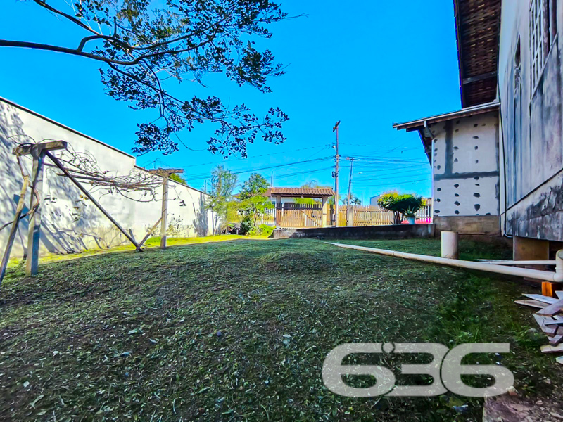 Oportunidade imperdível no bairro Jarivatuba em Joinville/SC!

Se você procura uma residência térrea ampla, com excelente terreno e estrutura funcional para viver com conforto e praticidade, esta é a escolha certa! Localizada em rua pavimentada, de esquina e com face norte — o que garante iluminação natural durante todo o dia — esta casa proporciona tudo o que sua família precisa, com segurança e espaço de sobra.

Com 180m² de área construída em terreno regular de 664m², a propriedade oferece ambientes amplos e bem distribuídos, destacando-se:

* 3 dormitórios, sendo 1 suíte com ar-condicionado e excelente iluminação;
* Sala de estar integrada, ideal para momentos em família;
* Cozinha e copa conjugadas, com espaço generoso para refeições em grupo;
* Jardim frontal e lateral, perfeito para crianças, pets ou até cultivo;
* 6 vagas de garagem, sendo 4 cobertas e 2 descobertas;
* Localização estratégica: perto de escolas, hospitais, serviços essenciais e vias de acesso.

A varanda com espaço para redes e o grande pátio lateral ampliam as possibilidades de lazer, ideal para quem valoriza áreas externas e deseja personalizar um cantinho para descanso ou convivência.

Destaques adicionais:
* Permite animais
* Ambientes climatizados (ar-condicionado permanece no imóvel)
* Ambientes limpos, iluminados e organizados
* Bairro tranquilo, com vizinhança consolidada

Não perca essa chance de morar em uma casa com alma de lar! Entre em contato com a equipe da 636 Negócios Imobiliários, referência em mediação imobiliária há mais de 30 anos em Joinville e região. Agende já a sua visita!
 
636 NEGÓCIOS IMOBILIÁRIOS: A SUA MELHOR ESCOLHA
Com mais de 30 anos de experiência, a 636 Negócios Imobiliários é sua parceira ideal para encontrar o imóvel perfeito. Estamos prontos para ajudá-lo a fazer deste imóvel o seu novo lar.
 
Telefone: (47) 3451-0636
WhatsApp: (47) 99190-0636
 
Não perca esta oportunidade única. Visite nosso site para mais informações: i636.com.br