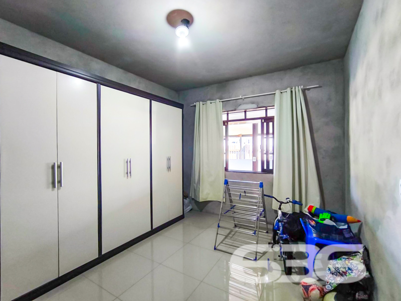 Oportunidade imperdível no bairro Jarivatuba em Joinville/SC!

Se você procura uma residência térrea ampla, com excelente terreno e estrutura funcional para viver com conforto e praticidade, esta é a escolha certa! Localizada em rua pavimentada, de esquina e com face norte — o que garante iluminação natural durante todo o dia — esta casa proporciona tudo o que sua família precisa, com segurança e espaço de sobra.

Com 180m² de área construída em terreno regular de 664m², a propriedade oferece ambientes amplos e bem distribuídos, destacando-se:

* 3 dormitórios, sendo 1 suíte com ar-condicionado e excelente iluminação;
* Sala de estar integrada, ideal para momentos em família;
* Cozinha e copa conjugadas, com espaço generoso para refeições em grupo;
* Jardim frontal e lateral, perfeito para crianças, pets ou até cultivo;
* 6 vagas de garagem, sendo 4 cobertas e 2 descobertas;
* Localização estratégica: perto de escolas, hospitais, serviços essenciais e vias de acesso.

A varanda com espaço para redes e o grande pátio lateral ampliam as possibilidades de lazer, ideal para quem valoriza áreas externas e deseja personalizar um cantinho para descanso ou convivência.

Destaques adicionais:
* Permite animais
* Ambientes climatizados (ar-condicionado permanece no imóvel)
* Ambientes limpos, iluminados e organizados
* Bairro tranquilo, com vizinhança consolidada

Não perca essa chance de morar em uma casa com alma de lar! Entre em contato com a equipe da 636 Negócios Imobiliários, referência em mediação imobiliária há mais de 30 anos em Joinville e região. Agende já a sua visita!
 
636 NEGÓCIOS IMOBILIÁRIOS: A SUA MELHOR ESCOLHA
Com mais de 30 anos de experiência, a 636 Negócios Imobiliários é sua parceira ideal para encontrar o imóvel perfeito. Estamos prontos para ajudá-lo a fazer deste imóvel o seu novo lar.
 
Telefone: (47) 3451-0636
WhatsApp: (47) 99190-0636
 
Não perca esta oportunidade única. Visite nosso site para mais informações: i636.com.br