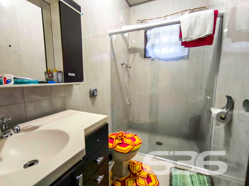 Oportunidade imperdível no bairro Jarivatuba em Joinville/SC!

Se você procura uma residência térrea ampla, com excelente terreno e estrutura funcional para viver com conforto e praticidade, esta é a escolha certa! Localizada em rua pavimentada, de esquina e com face norte — o que garante iluminação natural durante todo o dia — esta casa proporciona tudo o que sua família precisa, com segurança e espaço de sobra.

Com 180m² de área construída em terreno regular de 664m², a propriedade oferece ambientes amplos e bem distribuídos, destacando-se:

* 3 dormitórios, sendo 1 suíte com ar-condicionado e excelente iluminação;
* Sala de estar integrada, ideal para momentos em família;
* Cozinha e copa conjugadas, com espaço generoso para refeições em grupo;
* Jardim frontal e lateral, perfeito para crianças, pets ou até cultivo;
* 6 vagas de garagem, sendo 4 cobertas e 2 descobertas;
* Localização estratégica: perto de escolas, hospitais, serviços essenciais e vias de acesso.

A varanda com espaço para redes e o grande pátio lateral ampliam as possibilidades de lazer, ideal para quem valoriza áreas externas e deseja personalizar um cantinho para descanso ou convivência.

Destaques adicionais:
* Permite animais
* Ambientes climatizados (ar-condicionado permanece no imóvel)
* Ambientes limpos, iluminados e organizados
* Bairro tranquilo, com vizinhança consolidada

Não perca essa chance de morar em uma casa com alma de lar! Entre em contato com a equipe da 636 Negócios Imobiliários, referência em mediação imobiliária há mais de 30 anos em Joinville e região. Agende já a sua visita!
 
636 NEGÓCIOS IMOBILIÁRIOS: A SUA MELHOR ESCOLHA
Com mais de 30 anos de experiência, a 636 Negócios Imobiliários é sua parceira ideal para encontrar o imóvel perfeito. Estamos prontos para ajudá-lo a fazer deste imóvel o seu novo lar.
 
Telefone: (47) 3451-0636
WhatsApp: (47) 99190-0636
 
Não perca esta oportunidade única. Visite nosso site para mais informações: i636.com.br