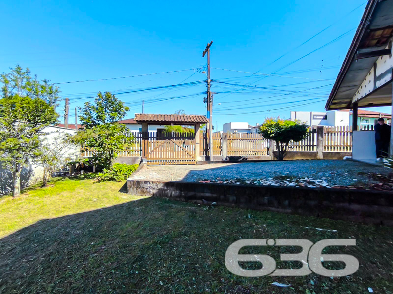 Oportunidade imperdível no bairro Jarivatuba em Joinville/SC!

Se você procura uma residência térrea ampla, com excelente terreno e estrutura funcional para viver com conforto e praticidade, esta é a escolha certa! Localizada em rua pavimentada, de esquina e com face norte — o que garante iluminação natural durante todo o dia — esta casa proporciona tudo o que sua família precisa, com segurança e espaço de sobra.

Com 180m² de área construída em terreno regular de 664m², a propriedade oferece ambientes amplos e bem distribuídos, destacando-se:

* 3 dormitórios, sendo 1 suíte com ar-condicionado e excelente iluminação;
* Sala de estar integrada, ideal para momentos em família;
* Cozinha e copa conjugadas, com espaço generoso para refeições em grupo;
* Jardim frontal e lateral, perfeito para crianças, pets ou até cultivo;
* 6 vagas de garagem, sendo 4 cobertas e 2 descobertas;
* Localização estratégica: perto de escolas, hospitais, serviços essenciais e vias de acesso.

A varanda com espaço para redes e o grande pátio lateral ampliam as possibilidades de lazer, ideal para quem valoriza áreas externas e deseja personalizar um cantinho para descanso ou convivência.

Destaques adicionais:
* Permite animais
* Ambientes climatizados (ar-condicionado permanece no imóvel)
* Ambientes limpos, iluminados e organizados
* Bairro tranquilo, com vizinhança consolidada

Não perca essa chance de morar em uma casa com alma de lar! Entre em contato com a equipe da 636 Negócios Imobiliários, referência em mediação imobiliária há mais de 30 anos em Joinville e região. Agende já a sua visita!
 
636 NEGÓCIOS IMOBILIÁRIOS: A SUA MELHOR ESCOLHA
Com mais de 30 anos de experiência, a 636 Negócios Imobiliários é sua parceira ideal para encontrar o imóvel perfeito. Estamos prontos para ajudá-lo a fazer deste imóvel o seu novo lar.
 
Telefone: (47) 3451-0636
WhatsApp: (47) 99190-0636
 
Não perca esta oportunidade única. Visite nosso site para mais informações: i636.com.br