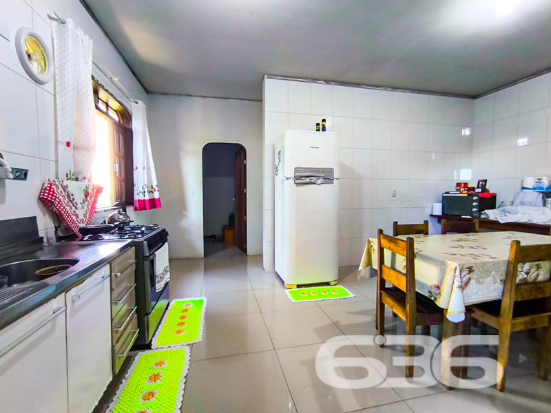 Oportunidade imperdível no bairro Jarivatuba em Joinville/SC!

Se você procura uma residência térrea ampla, com excelente terreno e estrutura funcional para viver com conforto e praticidade, esta é a escolha certa! Localizada em rua pavimentada, de esquina e com face norte — o que garante iluminação natural durante todo o dia — esta casa proporciona tudo o que sua família precisa, com segurança e espaço de sobra.

Com 180m² de área construída em terreno regular de 664m², a propriedade oferece ambientes amplos e bem distribuídos, destacando-se:

* 3 dormitórios, sendo 1 suíte com ar-condicionado e excelente iluminação;
* Sala de estar integrada, ideal para momentos em família;
* Cozinha e copa conjugadas, com espaço generoso para refeições em grupo;
* Jardim frontal e lateral, perfeito para crianças, pets ou até cultivo;
* 6 vagas de garagem, sendo 4 cobertas e 2 descobertas;
* Localização estratégica: perto de escolas, hospitais, serviços essenciais e vias de acesso.

A varanda com espaço para redes e o grande pátio lateral ampliam as possibilidades de lazer, ideal para quem valoriza áreas externas e deseja personalizar um cantinho para descanso ou convivência.

Destaques adicionais:
* Permite animais
* Ambientes climatizados (ar-condicionado permanece no imóvel)
* Ambientes limpos, iluminados e organizados
* Bairro tranquilo, com vizinhança consolidada

Não perca essa chance de morar em uma casa com alma de lar! Entre em contato com a equipe da 636 Negócios Imobiliários, referência em mediação imobiliária há mais de 30 anos em Joinville e região. Agende já a sua visita!
 
636 NEGÓCIOS IMOBILIÁRIOS: A SUA MELHOR ESCOLHA
Com mais de 30 anos de experiência, a 636 Negócios Imobiliários é sua parceira ideal para encontrar o imóvel perfeito. Estamos prontos para ajudá-lo a fazer deste imóvel o seu novo lar.
 
Telefone: (47) 3451-0636
WhatsApp: (47) 99190-0636
 
Não perca esta oportunidade única. Visite nosso site para mais informações: i636.com.br