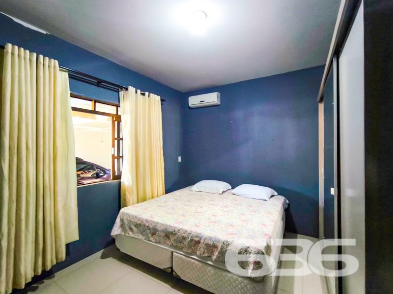 Oportunidade imperdível no bairro Jarivatuba em Joinville/SC!

Se você procura uma residência térrea ampla, com excelente terreno e estrutura funcional para viver com conforto e praticidade, esta é a escolha certa! Localizada em rua pavimentada, de esquina e com face norte — o que garante iluminação natural durante todo o dia — esta casa proporciona tudo o que sua família precisa, com segurança e espaço de sobra.

Com 180m² de área construída em terreno regular de 664m², a propriedade oferece ambientes amplos e bem distribuídos, destacando-se:

* 3 dormitórios, sendo 1 suíte com ar-condicionado e excelente iluminação;
* Sala de estar integrada, ideal para momentos em família;
* Cozinha e copa conjugadas, com espaço generoso para refeições em grupo;
* Jardim frontal e lateral, perfeito para crianças, pets ou até cultivo;
* 6 vagas de garagem, sendo 4 cobertas e 2 descobertas;
* Localização estratégica: perto de escolas, hospitais, serviços essenciais e vias de acesso.

A varanda com espaço para redes e o grande pátio lateral ampliam as possibilidades de lazer, ideal para quem valoriza áreas externas e deseja personalizar um cantinho para descanso ou convivência.

Destaques adicionais:
* Permite animais
* Ambientes climatizados (ar-condicionado permanece no imóvel)
* Ambientes limpos, iluminados e organizados
* Bairro tranquilo, com vizinhança consolidada

Não perca essa chance de morar em uma casa com alma de lar! Entre em contato com a equipe da 636 Negócios Imobiliários, referência em mediação imobiliária há mais de 30 anos em Joinville e região. Agende já a sua visita!
 
636 NEGÓCIOS IMOBILIÁRIOS: A SUA MELHOR ESCOLHA
Com mais de 30 anos de experiência, a 636 Negócios Imobiliários é sua parceira ideal para encontrar o imóvel perfeito. Estamos prontos para ajudá-lo a fazer deste imóvel o seu novo lar.
 
Telefone: (47) 3451-0636
WhatsApp: (47) 99190-0636
 
Não perca esta oportunidade única. Visite nosso site para mais informações: i636.com.br