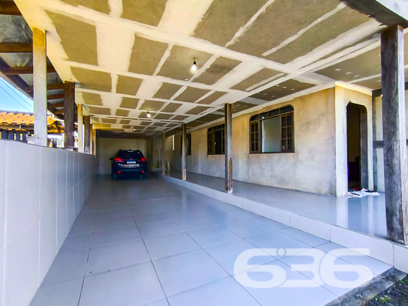 Oportunidade imperdível no bairro Jarivatuba em Joinville/SC!

Se você procura uma residência térrea ampla, com excelente terreno e estrutura funcional para viver com conforto e praticidade, esta é a escolha certa! Localizada em rua pavimentada, de esquina e com face norte — o que garante iluminação natural durante todo o dia — esta casa proporciona tudo o que sua família precisa, com segurança e espaço de sobra.

Com 180m² de área construída em terreno regular de 664m², a propriedade oferece ambientes amplos e bem distribuídos, destacando-se:

* 3 dormitórios, sendo 1 suíte com ar-condicionado e excelente iluminação;
* Sala de estar integrada, ideal para momentos em família;
* Cozinha e copa conjugadas, com espaço generoso para refeições em grupo;
* Jardim frontal e lateral, perfeito para crianças, pets ou até cultivo;
* 6 vagas de garagem, sendo 4 cobertas e 2 descobertas;
* Localização estratégica: perto de escolas, hospitais, serviços essenciais e vias de acesso.

A varanda com espaço para redes e o grande pátio lateral ampliam as possibilidades de lazer, ideal para quem valoriza áreas externas e deseja personalizar um cantinho para descanso ou convivência.

Destaques adicionais:
* Permite animais
* Ambientes climatizados (ar-condicionado permanece no imóvel)
* Ambientes limpos, iluminados e organizados
* Bairro tranquilo, com vizinhança consolidada

Não perca essa chance de morar em uma casa com alma de lar! Entre em contato com a equipe da 636 Negócios Imobiliários, referência em mediação imobiliária há mais de 30 anos em Joinville e região. Agende já a sua visita!
 
636 NEGÓCIOS IMOBILIÁRIOS: A SUA MELHOR ESCOLHA
Com mais de 30 anos de experiência, a 636 Negócios Imobiliários é sua parceira ideal para encontrar o imóvel perfeito. Estamos prontos para ajudá-lo a fazer deste imóvel o seu novo lar.
 
Telefone: (47) 3451-0636
WhatsApp: (47) 99190-0636
 
Não perca esta oportunidade única. Visite nosso site para mais informações: i636.com.br