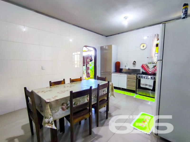 Oportunidade imperdível no bairro Jarivatuba em Joinville/SC!

Se você procura uma residência térrea ampla, com excelente terreno e estrutura funcional para viver com conforto e praticidade, esta é a escolha certa! Localizada em rua pavimentada, de esquina e com face norte — o que garante iluminação natural durante todo o dia — esta casa proporciona tudo o que sua família precisa, com segurança e espaço de sobra.

Com 180m² de área construída em terreno regular de 664m², a propriedade oferece ambientes amplos e bem distribuídos, destacando-se:

* 3 dormitórios, sendo 1 suíte com ar-condicionado e excelente iluminação;
* Sala de estar integrada, ideal para momentos em família;
* Cozinha e copa conjugadas, com espaço generoso para refeições em grupo;
* Jardim frontal e lateral, perfeito para crianças, pets ou até cultivo;
* 6 vagas de garagem, sendo 4 cobertas e 2 descobertas;
* Localização estratégica: perto de escolas, hospitais, serviços essenciais e vias de acesso.

A varanda com espaço para redes e o grande pátio lateral ampliam as possibilidades de lazer, ideal para quem valoriza áreas externas e deseja personalizar um cantinho para descanso ou convivência.

Destaques adicionais:
* Permite animais
* Ambientes climatizados (ar-condicionado permanece no imóvel)
* Ambientes limpos, iluminados e organizados
* Bairro tranquilo, com vizinhança consolidada

Não perca essa chance de morar em uma casa com alma de lar! Entre em contato com a equipe da 636 Negócios Imobiliários, referência em mediação imobiliária há mais de 30 anos em Joinville e região. Agende já a sua visita!
 
636 NEGÓCIOS IMOBILIÁRIOS: A SUA MELHOR ESCOLHA
Com mais de 30 anos de experiência, a 636 Negócios Imobiliários é sua parceira ideal para encontrar o imóvel perfeito. Estamos prontos para ajudá-lo a fazer deste imóvel o seu novo lar.
 
Telefone: (47) 3451-0636
WhatsApp: (47) 99190-0636
 
Não perca esta oportunidade única. Visite nosso site para mais informações: i636.com.br