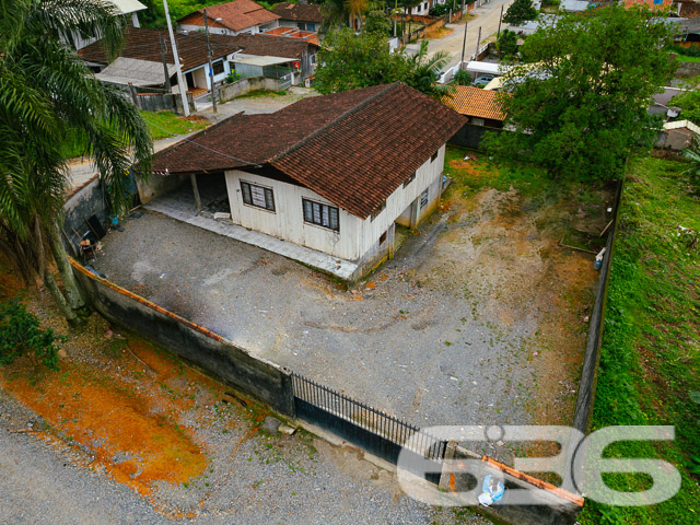 CASA COM 2 DORMITÓRIOS E AMPLO TERRENO NO BAIRRO JARIVATUBA

Descubra esta casa de madeira com 87,60m² construídos em um generoso terreno de 507m², no acolhedor bairro Jarivatuba.

Espaço e Conforto:
Este imóvel de esquina oferece 2 dormitórios aconchegantes, um banheiro, sala de estar para momentos em família e uma cozinha prática. A área externa é um convite para quem ama animais e aprecia o prazer de viver com espaço de sobra.

Área de Lazer Privativa:
Desfrute de momentos especiais com amigos e família na sua própria churrasqueira, ideal para confraternizações ou um relaxante fim de tarde.

Localização Privilegiada:
Jarivatuba é um bairro que combina tranquilidade e acessibilidade. Morar aqui significa estar cercado por uma infraestrutura completa, com a vantagem de um imóvel de esquina que amplia suas possibilidades.

636 Negócios Imobiliários – Sua Melhor Escolha:
Com mais de três décadas de atuação, a 636 Negócios Imobiliários é sinônimo de confiança e qualidade. Para mais informações, ligue (47) 3451-0636 ou mande uma mensagem para (47) 99190-0636. Nossa equipe está pronta para atendê-lo!