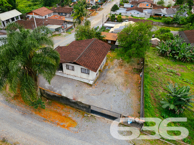CASA COM 2 DORMITÓRIOS E AMPLO TERRENO NO BAIRRO JARIVATUBA

Descubra esta casa de madeira com 87,60m² construídos em um generoso terreno de 507m², no acolhedor bairro Jarivatuba.

Espaço e Conforto:
Este imóvel de esquina oferece 2 dormitórios aconchegantes, um banheiro, sala de estar para momentos em família e uma cozinha prática. A área externa é um convite para quem ama animais e aprecia o prazer de viver com espaço de sobra.

Área de Lazer Privativa:
Desfrute de momentos especiais com amigos e família na sua própria churrasqueira, ideal para confraternizações ou um relaxante fim de tarde.

Localização Privilegiada:
Jarivatuba é um bairro que combina tranquilidade e acessibilidade. Morar aqui significa estar cercado por uma infraestrutura completa, com a vantagem de um imóvel de esquina que amplia suas possibilidades.

636 Negócios Imobiliários – Sua Melhor Escolha:
Com mais de três décadas de atuação, a 636 Negócios Imobiliários é sinônimo de confiança e qualidade. Para mais informações, ligue (47) 3451-0636 ou mande uma mensagem para (47) 99190-0636. Nossa equipe está pronta para atendê-lo!