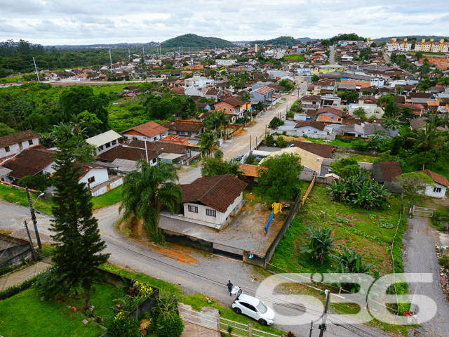 CASA COM 2 DORMITÓRIOS E AMPLO TERRENO NO BAIRRO JARIVATUBA

Descubra esta casa de madeira com 87,60m² construídos em um generoso terreno de 507m², no acolhedor bairro Jarivatuba.

Espaço e Conforto:
Este imóvel de esquina oferece 2 dormitórios aconchegantes, um banheiro, sala de estar para momentos em família e uma cozinha prática. A área externa é um convite para quem ama animais e aprecia o prazer de viver com espaço de sobra.

Área de Lazer Privativa:
Desfrute de momentos especiais com amigos e família na sua própria churrasqueira, ideal para confraternizações ou um relaxante fim de tarde.

Localização Privilegiada:
Jarivatuba é um bairro que combina tranquilidade e acessibilidade. Morar aqui significa estar cercado por uma infraestrutura completa, com a vantagem de um imóvel de esquina que amplia suas possibilidades.

636 Negócios Imobiliários – Sua Melhor Escolha:
Com mais de três décadas de atuação, a 636 Negócios Imobiliários é sinônimo de confiança e qualidade. Para mais informações, ligue (47) 3451-0636 ou mande uma mensagem para (47) 99190-0636. Nossa equipe está pronta para atendê-lo!