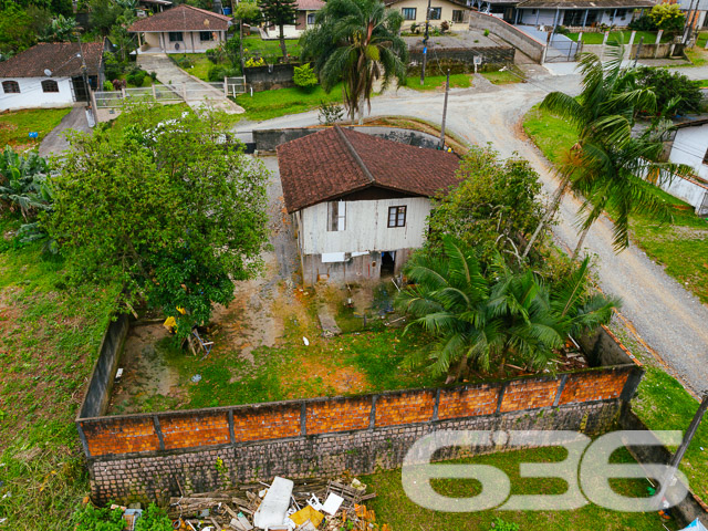 CASA COM 2 DORMITÓRIOS E AMPLO TERRENO NO BAIRRO JARIVATUBA

Descubra esta casa de madeira com 87,60m² construídos em um generoso terreno de 507m², no acolhedor bairro Jarivatuba.

Espaço e Conforto:
Este imóvel de esquina oferece 2 dormitórios aconchegantes, um banheiro, sala de estar para momentos em família e uma cozinha prática. A área externa é um convite para quem ama animais e aprecia o prazer de viver com espaço de sobra.

Área de Lazer Privativa:
Desfrute de momentos especiais com amigos e família na sua própria churrasqueira, ideal para confraternizações ou um relaxante fim de tarde.

Localização Privilegiada:
Jarivatuba é um bairro que combina tranquilidade e acessibilidade. Morar aqui significa estar cercado por uma infraestrutura completa, com a vantagem de um imóvel de esquina que amplia suas possibilidades.

636 Negócios Imobiliários – Sua Melhor Escolha:
Com mais de três décadas de atuação, a 636 Negócios Imobiliários é sinônimo de confiança e qualidade. Para mais informações, ligue (47) 3451-0636 ou mande uma mensagem para (47) 99190-0636. Nossa equipe está pronta para atendê-lo!