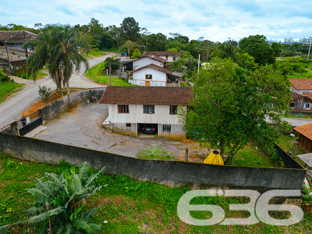 CASA COM 2 DORMITÓRIOS E AMPLO TERRENO NO BAIRRO JARIVATUBA

Descubra esta casa de madeira com 87,60m² construídos em um generoso terreno de 507m², no acolhedor bairro Jarivatuba.

Espaço e Conforto:
Este imóvel de esquina oferece 2 dormitórios aconchegantes, um banheiro, sala de estar para momentos em família e uma cozinha prática. A área externa é um convite para quem ama animais e aprecia o prazer de viver com espaço de sobra.

Área de Lazer Privativa:
Desfrute de momentos especiais com amigos e família na sua própria churrasqueira, ideal para confraternizações ou um relaxante fim de tarde.

Localização Privilegiada:
Jarivatuba é um bairro que combina tranquilidade e acessibilidade. Morar aqui significa estar cercado por uma infraestrutura completa, com a vantagem de um imóvel de esquina que amplia suas possibilidades.

636 Negócios Imobiliários – Sua Melhor Escolha:
Com mais de três décadas de atuação, a 636 Negócios Imobiliários é sinônimo de confiança e qualidade. Para mais informações, ligue (47) 3451-0636 ou mande uma mensagem para (47) 99190-0636. Nossa equipe está pronta para atendê-lo!