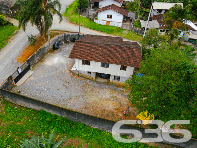 CASA COM 2 DORMITÓRIOS E AMPLO TERRENO NO BAIRRO JARIVATUBA

Descubra esta casa de madeira com 87,60m² construídos em um generoso terreno de 507m², no acolhedor bairro Jarivatuba.

Espaço e Conforto:
Este imóvel de esquina oferece 2 dormitórios aconchegantes, um banheiro, sala de estar para momentos em família e uma cozinha prática. A área externa é um convite para quem ama animais e aprecia o prazer de viver com espaço de sobra.

Área de Lazer Privativa:
Desfrute de momentos especiais com amigos e família na sua própria churrasqueira, ideal para confraternizações ou um relaxante fim de tarde.

Localização Privilegiada:
Jarivatuba é um bairro que combina tranquilidade e acessibilidade. Morar aqui significa estar cercado por uma infraestrutura completa, com a vantagem de um imóvel de esquina que amplia suas possibilidades.

636 Negócios Imobiliários – Sua Melhor Escolha:
Com mais de três décadas de atuação, a 636 Negócios Imobiliários é sinônimo de confiança e qualidade. Para mais informações, ligue (47) 3451-0636 ou mande uma mensagem para (47) 99190-0636. Nossa equipe está pronta para atendê-lo!