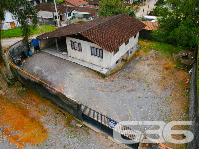 CASA COM 2 DORMITÓRIOS E AMPLO TERRENO NO BAIRRO JARIVATUBA

Descubra esta casa de madeira com 87,60m² construídos em um generoso terreno de 507m², no acolhedor bairro Jarivatuba.

Espaço e Conforto:
Este imóvel de esquina oferece 2 dormitórios aconchegantes, um banheiro, sala de estar para momentos em família e uma cozinha prática. A área externa é um convite para quem ama animais e aprecia o prazer de viver com espaço de sobra.

Área de Lazer Privativa:
Desfrute de momentos especiais com amigos e família na sua própria churrasqueira, ideal para confraternizações ou um relaxante fim de tarde.

Localização Privilegiada:
Jarivatuba é um bairro que combina tranquilidade e acessibilidade. Morar aqui significa estar cercado por uma infraestrutura completa, com a vantagem de um imóvel de esquina que amplia suas possibilidades.

636 Negócios Imobiliários – Sua Melhor Escolha:
Com mais de três décadas de atuação, a 636 Negócios Imobiliários é sinônimo de confiança e qualidade. Para mais informações, ligue (47) 3451-0636 ou mande uma mensagem para (47) 99190-0636. Nossa equipe está pronta para atendê-lo!