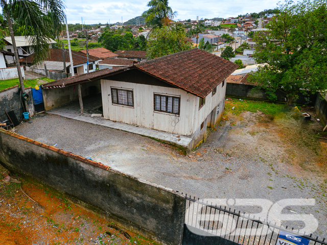 CASA COM 2 DORMITÓRIOS E AMPLO TERRENO NO BAIRRO JARIVATUBA

Descubra esta casa de madeira com 87,60m² construídos em um generoso terreno de 507m², no acolhedor bairro Jarivatuba.

Espaço e Conforto:
Este imóvel de esquina oferece 2 dormitórios aconchegantes, um banheiro, sala de estar para momentos em família e uma cozinha prática. A área externa é um convite para quem ama animais e aprecia o prazer de viver com espaço de sobra.

Área de Lazer Privativa:
Desfrute de momentos especiais com amigos e família na sua própria churrasqueira, ideal para confraternizações ou um relaxante fim de tarde.

Localização Privilegiada:
Jarivatuba é um bairro que combina tranquilidade e acessibilidade. Morar aqui significa estar cercado por uma infraestrutura completa, com a vantagem de um imóvel de esquina que amplia suas possibilidades.

636 Negócios Imobiliários – Sua Melhor Escolha:
Com mais de três décadas de atuação, a 636 Negócios Imobiliários é sinônimo de confiança e qualidade. Para mais informações, ligue (47) 3451-0636 ou mande uma mensagem para (47) 99190-0636. Nossa equipe está pronta para atendê-lo!