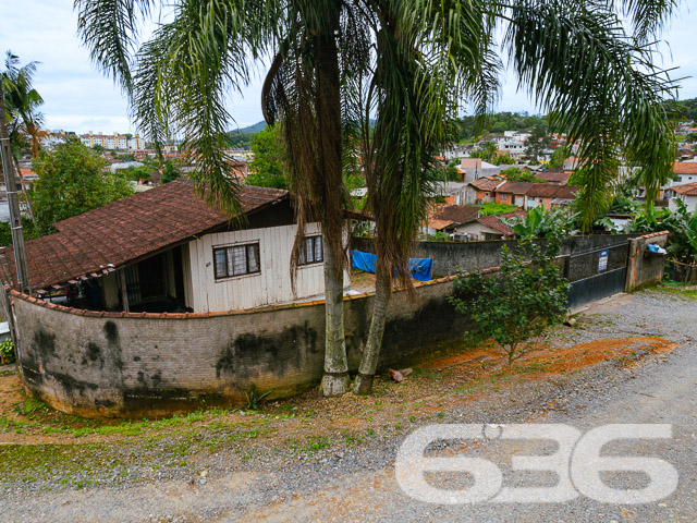 CASA COM 2 DORMITÓRIOS E AMPLO TERRENO NO BAIRRO JARIVATUBA

Descubra esta casa de madeira com 87,60m² construídos em um generoso terreno de 507m², no acolhedor bairro Jarivatuba.

Espaço e Conforto:
Este imóvel de esquina oferece 2 dormitórios aconchegantes, um banheiro, sala de estar para momentos em família e uma cozinha prática. A área externa é um convite para quem ama animais e aprecia o prazer de viver com espaço de sobra.

Área de Lazer Privativa:
Desfrute de momentos especiais com amigos e família na sua própria churrasqueira, ideal para confraternizações ou um relaxante fim de tarde.

Localização Privilegiada:
Jarivatuba é um bairro que combina tranquilidade e acessibilidade. Morar aqui significa estar cercado por uma infraestrutura completa, com a vantagem de um imóvel de esquina que amplia suas possibilidades.

636 Negócios Imobiliários – Sua Melhor Escolha:
Com mais de três décadas de atuação, a 636 Negócios Imobiliários é sinônimo de confiança e qualidade. Para mais informações, ligue (47) 3451-0636 ou mande uma mensagem para (47) 99190-0636. Nossa equipe está pronta para atendê-lo!