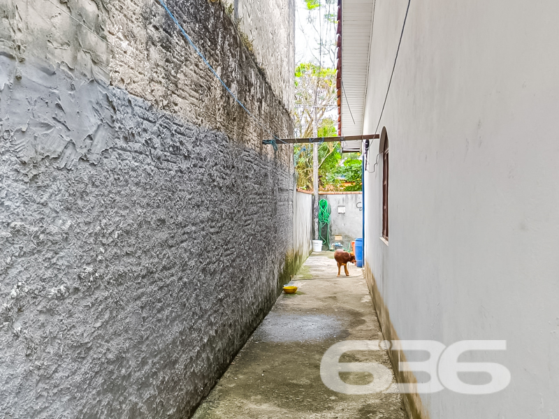 Oportunidade no bairro Jarivatuba – residência térrea com amplo terreno e excelente aproveitamento!
Se você busca um imóvel com terreno generoso, cômodos bem distribuídos e uma localização com fácil acesso a serviços essenciais, esta casa térrea é a escolha ideal para você e sua família!
Localizada no bairro Jarivatuba, em Joinville/SC, esta residência conta com 97,85m² de área, em um terreno de 283,40m². Uma excelente opção para quem valoriza conforto, segurança e praticidade no dia a dia.
A casa oferece:
2 dormitórios + 1 suíte, com janelas que garantem boa iluminação natural;
2 banheiros com revestimentos cerâmicos até o teto;
Sala de estar integrada à copa e cozinha, criando um ambiente funcional para a rotina familiar;
Cozinha com armários, bancada em granito e saída direta para a área externa;
Amplo quintal murado, ideal para crianças, pets ou projetos futuros como piscina ou área de festas;
4 vagas de garagem cobertas;
Lavanderia, espaço para despensa e cômodos auxiliares que otimizam o uso do imóvel.
O terreno ainda conta com jardim com árvore frutífera, espaço verde e grande potencial de ampliação ou paisagismo.
Além disso, a localização é estratégica: próximo a escolas, hospitais, comércios, transporte público e vias de acesso rápidas ao centro e demais bairros da cidade.
Este é o tipo de imóvel que alia excelente custo-benefício a uma estrutura sólida e versátil para você personalizar conforme suas necessidades.
Não perca essa chance! Entre em contato agora mesmo com a equipe da 636 Negócios Imobiliários e agende sua visita. Mais de 30 anos de tradição e excelência em negociações imobiliárias na região norte de SC!
636 NEGÓCIOS IMOBILIÁRIOS: A SUA MELHOR ESCOLHA
Com mais de 30 anos de experiência, a 636 Negócios Imobiliários é sua parceira ideal para encontrar o imóvel perfeito. Estamos prontos para ajudá-lo a fazer deste imóvel o seu novo lar.
Telefone: (47) 3451-0636
WhatsApp: (47) 99190-0636
Não perca esta oportunidade única. Visite nosso site para mais informações: i636.com.br