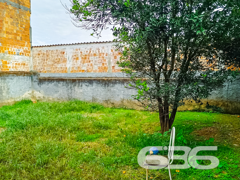 Oportunidade no bairro Jarivatuba – residência térrea com amplo terreno e excelente aproveitamento!
Se você busca um imóvel com terreno generoso, cômodos bem distribuídos e uma localização com fácil acesso a serviços essenciais, esta casa térrea é a escolha ideal para você e sua família!
Localizada no bairro Jarivatuba, em Joinville/SC, esta residência conta com 97,85m² de área, em um terreno de 283,40m². Uma excelente opção para quem valoriza conforto, segurança e praticidade no dia a dia.
A casa oferece:
2 dormitórios + 1 suíte, com janelas que garantem boa iluminação natural;
2 banheiros com revestimentos cerâmicos até o teto;
Sala de estar integrada à copa e cozinha, criando um ambiente funcional para a rotina familiar;
Cozinha com armários, bancada em granito e saída direta para a área externa;
Amplo quintal murado, ideal para crianças, pets ou projetos futuros como piscina ou área de festas;
4 vagas de garagem cobertas;
Lavanderia, espaço para despensa e cômodos auxiliares que otimizam o uso do imóvel.
O terreno ainda conta com jardim com árvore frutífera, espaço verde e grande potencial de ampliação ou paisagismo.
Além disso, a localização é estratégica: próximo a escolas, hospitais, comércios, transporte público e vias de acesso rápidas ao centro e demais bairros da cidade.
Este é o tipo de imóvel que alia excelente custo-benefício a uma estrutura sólida e versátil para você personalizar conforme suas necessidades.
Não perca essa chance! Entre em contato agora mesmo com a equipe da 636 Negócios Imobiliários e agende sua visita. Mais de 30 anos de tradição e excelência em negociações imobiliárias na região norte de SC!
636 NEGÓCIOS IMOBILIÁRIOS: A SUA MELHOR ESCOLHA
Com mais de 30 anos de experiência, a 636 Negócios Imobiliários é sua parceira ideal para encontrar o imóvel perfeito. Estamos prontos para ajudá-lo a fazer deste imóvel o seu novo lar.
Telefone: (47) 3451-0636
WhatsApp: (47) 99190-0636
Não perca esta oportunidade única. Visite nosso site para mais informações: i636.com.br