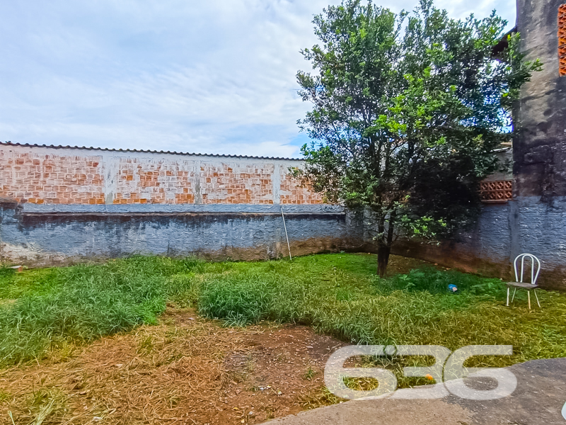 Oportunidade no bairro Jarivatuba – residência térrea com amplo terreno e excelente aproveitamento!
Se você busca um imóvel com terreno generoso, cômodos bem distribuídos e uma localização com fácil acesso a serviços essenciais, esta casa térrea é a escolha ideal para você e sua família!
Localizada no bairro Jarivatuba, em Joinville/SC, esta residência conta com 97,85m² de área, em um terreno de 283,40m². Uma excelente opção para quem valoriza conforto, segurança e praticidade no dia a dia.
A casa oferece:
2 dormitórios + 1 suíte, com janelas que garantem boa iluminação natural;
2 banheiros com revestimentos cerâmicos até o teto;
Sala de estar integrada à copa e cozinha, criando um ambiente funcional para a rotina familiar;
Cozinha com armários, bancada em granito e saída direta para a área externa;
Amplo quintal murado, ideal para crianças, pets ou projetos futuros como piscina ou área de festas;
4 vagas de garagem cobertas;
Lavanderia, espaço para despensa e cômodos auxiliares que otimizam o uso do imóvel.
O terreno ainda conta com jardim com árvore frutífera, espaço verde e grande potencial de ampliação ou paisagismo.
Além disso, a localização é estratégica: próximo a escolas, hospitais, comércios, transporte público e vias de acesso rápidas ao centro e demais bairros da cidade.
Este é o tipo de imóvel que alia excelente custo-benefício a uma estrutura sólida e versátil para você personalizar conforme suas necessidades.
Não perca essa chance! Entre em contato agora mesmo com a equipe da 636 Negócios Imobiliários e agende sua visita. Mais de 30 anos de tradição e excelência em negociações imobiliárias na região norte de SC!
636 NEGÓCIOS IMOBILIÁRIOS: A SUA MELHOR ESCOLHA
Com mais de 30 anos de experiência, a 636 Negócios Imobiliários é sua parceira ideal para encontrar o imóvel perfeito. Estamos prontos para ajudá-lo a fazer deste imóvel o seu novo lar.
Telefone: (47) 3451-0636
WhatsApp: (47) 99190-0636
Não perca esta oportunidade única. Visite nosso site para mais informações: i636.com.br