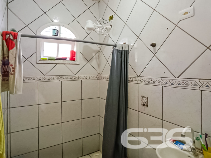 Oportunidade no bairro Jarivatuba – residência térrea com amplo terreno e excelente aproveitamento!
Se você busca um imóvel com terreno generoso, cômodos bem distribuídos e uma localização com fácil acesso a serviços essenciais, esta casa térrea é a escolha ideal para você e sua família!
Localizada no bairro Jarivatuba, em Joinville/SC, esta residência conta com 97,85m² de área, em um terreno de 283,40m². Uma excelente opção para quem valoriza conforto, segurança e praticidade no dia a dia.
A casa oferece:
2 dormitórios + 1 suíte, com janelas que garantem boa iluminação natural;
2 banheiros com revestimentos cerâmicos até o teto;
Sala de estar integrada à copa e cozinha, criando um ambiente funcional para a rotina familiar;
Cozinha com armários, bancada em granito e saída direta para a área externa;
Amplo quintal murado, ideal para crianças, pets ou projetos futuros como piscina ou área de festas;
4 vagas de garagem cobertas;
Lavanderia, espaço para despensa e cômodos auxiliares que otimizam o uso do imóvel.
O terreno ainda conta com jardim com árvore frutífera, espaço verde e grande potencial de ampliação ou paisagismo.
Além disso, a localização é estratégica: próximo a escolas, hospitais, comércios, transporte público e vias de acesso rápidas ao centro e demais bairros da cidade.
Este é o tipo de imóvel que alia excelente custo-benefício a uma estrutura sólida e versátil para você personalizar conforme suas necessidades.
Não perca essa chance! Entre em contato agora mesmo com a equipe da 636 Negócios Imobiliários e agende sua visita. Mais de 30 anos de tradição e excelência em negociações imobiliárias na região norte de SC!
636 NEGÓCIOS IMOBILIÁRIOS: A SUA MELHOR ESCOLHA
Com mais de 30 anos de experiência, a 636 Negócios Imobiliários é sua parceira ideal para encontrar o imóvel perfeito. Estamos prontos para ajudá-lo a fazer deste imóvel o seu novo lar.
Telefone: (47) 3451-0636
WhatsApp: (47) 99190-0636
Não perca esta oportunidade única. Visite nosso site para mais informações: i636.com.br