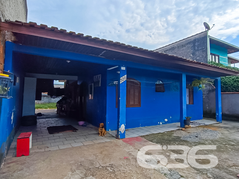 Oportunidade no bairro Jarivatuba – residência térrea com amplo terreno e excelente aproveitamento!
Se você busca um imóvel com terreno generoso, cômodos bem distribuídos e uma localização com fácil acesso a serviços essenciais, esta casa térrea é a escolha ideal para você e sua família!
Localizada no bairro Jarivatuba, em Joinville/SC, esta residência conta com 97,85m² de área, em um terreno de 283,40m². Uma excelente opção para quem valoriza conforto, segurança e praticidade no dia a dia.
A casa oferece:
2 dormitórios + 1 suíte, com janelas que garantem boa iluminação natural;
2 banheiros com revestimentos cerâmicos até o teto;
Sala de estar integrada à copa e cozinha, criando um ambiente funcional para a rotina familiar;
Cozinha com armários, bancada em granito e saída direta para a área externa;
Amplo quintal murado, ideal para crianças, pets ou projetos futuros como piscina ou área de festas;
4 vagas de garagem cobertas;
Lavanderia, espaço para despensa e cômodos auxiliares que otimizam o uso do imóvel.
O terreno ainda conta com jardim com árvore frutífera, espaço verde e grande potencial de ampliação ou paisagismo.
Além disso, a localização é estratégica: próximo a escolas, hospitais, comércios, transporte público e vias de acesso rápidas ao centro e demais bairros da cidade.
Este é o tipo de imóvel que alia excelente custo-benefício a uma estrutura sólida e versátil para você personalizar conforme suas necessidades.
Não perca essa chance! Entre em contato agora mesmo com a equipe da 636 Negócios Imobiliários e agende sua visita. Mais de 30 anos de tradição e excelência em negociações imobiliárias na região norte de SC!
636 NEGÓCIOS IMOBILIÁRIOS: A SUA MELHOR ESCOLHA
Com mais de 30 anos de experiência, a 636 Negócios Imobiliários é sua parceira ideal para encontrar o imóvel perfeito. Estamos prontos para ajudá-lo a fazer deste imóvel o seu novo lar.
Telefone: (47) 3451-0636
WhatsApp: (47) 99190-0636
Não perca esta oportunidade única. Visite nosso site para mais informações: i636.com.br