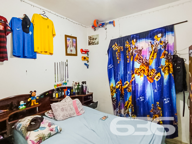 Oportunidade no bairro Jarivatuba – residência térrea com amplo terreno e excelente aproveitamento!
Se você busca um imóvel com terreno generoso, cômodos bem distribuídos e uma localização com fácil acesso a serviços essenciais, esta casa térrea é a escolha ideal para você e sua família!
Localizada no bairro Jarivatuba, em Joinville/SC, esta residência conta com 97,85m² de área, em um terreno de 283,40m². Uma excelente opção para quem valoriza conforto, segurança e praticidade no dia a dia.
A casa oferece:
2 dormitórios + 1 suíte, com janelas que garantem boa iluminação natural;
2 banheiros com revestimentos cerâmicos até o teto;
Sala de estar integrada à copa e cozinha, criando um ambiente funcional para a rotina familiar;
Cozinha com armários, bancada em granito e saída direta para a área externa;
Amplo quintal murado, ideal para crianças, pets ou projetos futuros como piscina ou área de festas;
4 vagas de garagem cobertas;
Lavanderia, espaço para despensa e cômodos auxiliares que otimizam o uso do imóvel.
O terreno ainda conta com jardim com árvore frutífera, espaço verde e grande potencial de ampliação ou paisagismo.
Além disso, a localização é estratégica: próximo a escolas, hospitais, comércios, transporte público e vias de acesso rápidas ao centro e demais bairros da cidade.
Este é o tipo de imóvel que alia excelente custo-benefício a uma estrutura sólida e versátil para você personalizar conforme suas necessidades.
Não perca essa chance! Entre em contato agora mesmo com a equipe da 636 Negócios Imobiliários e agende sua visita. Mais de 30 anos de tradição e excelência em negociações imobiliárias na região norte de SC!
636 NEGÓCIOS IMOBILIÁRIOS: A SUA MELHOR ESCOLHA
Com mais de 30 anos de experiência, a 636 Negócios Imobiliários é sua parceira ideal para encontrar o imóvel perfeito. Estamos prontos para ajudá-lo a fazer deste imóvel o seu novo lar.
Telefone: (47) 3451-0636
WhatsApp: (47) 99190-0636
Não perca esta oportunidade única. Visite nosso site para mais informações: i636.com.br