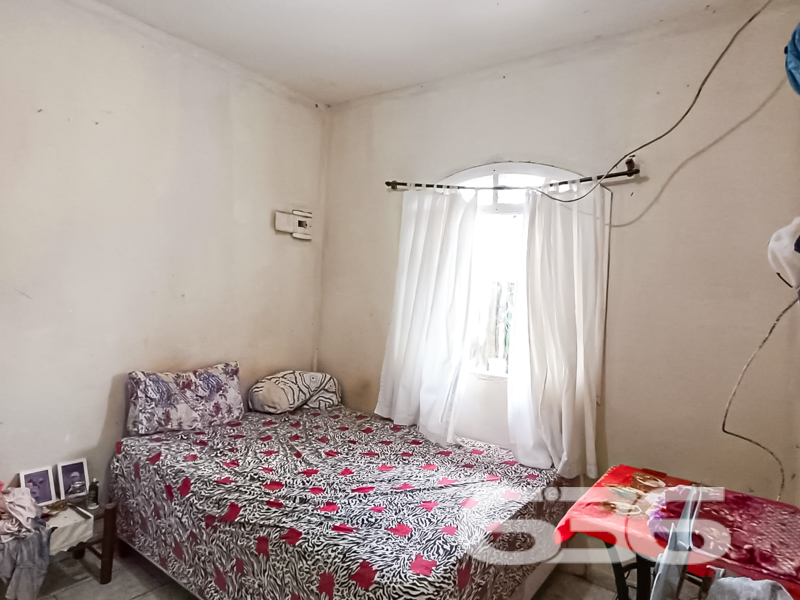 Oportunidade no bairro Jarivatuba – residência térrea com amplo terreno e excelente aproveitamento!
Se você busca um imóvel com terreno generoso, cômodos bem distribuídos e uma localização com fácil acesso a serviços essenciais, esta casa térrea é a escolha ideal para você e sua família!
Localizada no bairro Jarivatuba, em Joinville/SC, esta residência conta com 97,85m² de área, em um terreno de 283,40m². Uma excelente opção para quem valoriza conforto, segurança e praticidade no dia a dia.
A casa oferece:
2 dormitórios + 1 suíte, com janelas que garantem boa iluminação natural;
2 banheiros com revestimentos cerâmicos até o teto;
Sala de estar integrada à copa e cozinha, criando um ambiente funcional para a rotina familiar;
Cozinha com armários, bancada em granito e saída direta para a área externa;
Amplo quintal murado, ideal para crianças, pets ou projetos futuros como piscina ou área de festas;
4 vagas de garagem cobertas;
Lavanderia, espaço para despensa e cômodos auxiliares que otimizam o uso do imóvel.
O terreno ainda conta com jardim com árvore frutífera, espaço verde e grande potencial de ampliação ou paisagismo.
Além disso, a localização é estratégica: próximo a escolas, hospitais, comércios, transporte público e vias de acesso rápidas ao centro e demais bairros da cidade.
Este é o tipo de imóvel que alia excelente custo-benefício a uma estrutura sólida e versátil para você personalizar conforme suas necessidades.
Não perca essa chance! Entre em contato agora mesmo com a equipe da 636 Negócios Imobiliários e agende sua visita. Mais de 30 anos de tradição e excelência em negociações imobiliárias na região norte de SC!
636 NEGÓCIOS IMOBILIÁRIOS: A SUA MELHOR ESCOLHA
Com mais de 30 anos de experiência, a 636 Negócios Imobiliários é sua parceira ideal para encontrar o imóvel perfeito. Estamos prontos para ajudá-lo a fazer deste imóvel o seu novo lar.
Telefone: (47) 3451-0636
WhatsApp: (47) 99190-0636
Não perca esta oportunidade única. Visite nosso site para mais informações: i636.com.br