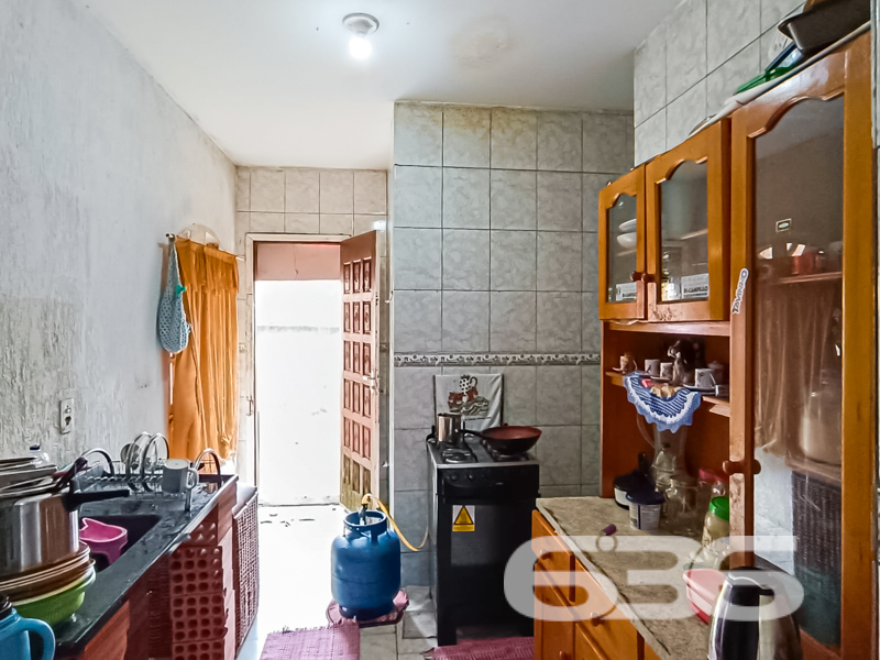 Oportunidade no bairro Jarivatuba – residência térrea com amplo terreno e excelente aproveitamento!
Se você busca um imóvel com terreno generoso, cômodos bem distribuídos e uma localização com fácil acesso a serviços essenciais, esta casa térrea é a escolha ideal para você e sua família!
Localizada no bairro Jarivatuba, em Joinville/SC, esta residência conta com 97,85m² de área, em um terreno de 283,40m². Uma excelente opção para quem valoriza conforto, segurança e praticidade no dia a dia.
A casa oferece:
2 dormitórios + 1 suíte, com janelas que garantem boa iluminação natural;
2 banheiros com revestimentos cerâmicos até o teto;
Sala de estar integrada à copa e cozinha, criando um ambiente funcional para a rotina familiar;
Cozinha com armários, bancada em granito e saída direta para a área externa;
Amplo quintal murado, ideal para crianças, pets ou projetos futuros como piscina ou área de festas;
4 vagas de garagem cobertas;
Lavanderia, espaço para despensa e cômodos auxiliares que otimizam o uso do imóvel.
O terreno ainda conta com jardim com árvore frutífera, espaço verde e grande potencial de ampliação ou paisagismo.
Além disso, a localização é estratégica: próximo a escolas, hospitais, comércios, transporte público e vias de acesso rápidas ao centro e demais bairros da cidade.
Este é o tipo de imóvel que alia excelente custo-benefício a uma estrutura sólida e versátil para você personalizar conforme suas necessidades.
Não perca essa chance! Entre em contato agora mesmo com a equipe da 636 Negócios Imobiliários e agende sua visita. Mais de 30 anos de tradição e excelência em negociações imobiliárias na região norte de SC!
636 NEGÓCIOS IMOBILIÁRIOS: A SUA MELHOR ESCOLHA
Com mais de 30 anos de experiência, a 636 Negócios Imobiliários é sua parceira ideal para encontrar o imóvel perfeito. Estamos prontos para ajudá-lo a fazer deste imóvel o seu novo lar.
Telefone: (47) 3451-0636
WhatsApp: (47) 99190-0636
Não perca esta oportunidade única. Visite nosso site para mais informações: i636.com.br