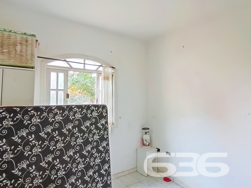 Oportunidade no bairro Jarivatuba – residência térrea com amplo terreno e excelente aproveitamento!
Se você busca um imóvel com terreno generoso, cômodos bem distribuídos e uma localização com fácil acesso a serviços essenciais, esta casa térrea é a escolha ideal para você e sua família!
Localizada no bairro Jarivatuba, em Joinville/SC, esta residência conta com 97,85m² de área, em um terreno de 283,40m². Uma excelente opção para quem valoriza conforto, segurança e praticidade no dia a dia.
A casa oferece:
2 dormitórios + 1 suíte, com janelas que garantem boa iluminação natural;
2 banheiros com revestimentos cerâmicos até o teto;
Sala de estar integrada à copa e cozinha, criando um ambiente funcional para a rotina familiar;
Cozinha com armários, bancada em granito e saída direta para a área externa;
Amplo quintal murado, ideal para crianças, pets ou projetos futuros como piscina ou área de festas;
4 vagas de garagem cobertas;
Lavanderia, espaço para despensa e cômodos auxiliares que otimizam o uso do imóvel.
O terreno ainda conta com jardim com árvore frutífera, espaço verde e grande potencial de ampliação ou paisagismo.
Além disso, a localização é estratégica: próximo a escolas, hospitais, comércios, transporte público e vias de acesso rápidas ao centro e demais bairros da cidade.
Este é o tipo de imóvel que alia excelente custo-benefício a uma estrutura sólida e versátil para você personalizar conforme suas necessidades.
Não perca essa chance! Entre em contato agora mesmo com a equipe da 636 Negócios Imobiliários e agende sua visita. Mais de 30 anos de tradição e excelência em negociações imobiliárias na região norte de SC!
636 NEGÓCIOS IMOBILIÁRIOS: A SUA MELHOR ESCOLHA
Com mais de 30 anos de experiência, a 636 Negócios Imobiliários é sua parceira ideal para encontrar o imóvel perfeito. Estamos prontos para ajudá-lo a fazer deste imóvel o seu novo lar.
Telefone: (47) 3451-0636
WhatsApp: (47) 99190-0636
Não perca esta oportunidade única. Visite nosso site para mais informações: i636.com.br