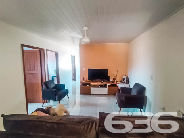 CASA COM 4 DORMITÓRIOS NO BAIRRO JARIVATUBA

Descubra o lar ideal para sua família no bairro Jarivatuba, um refúgio de tranquilidade e espaço.

Com um terreno de 360m² e 124,80m² de área construída, esta residência se destaca por seus 4 dormitórios aconchegantes, 3 banheiros práticos e uma edícula charmosa, perfeita para receber amigos e família.

A casa é cercada por um jardim que convida à contemplação e ao lazer ao ar livre.

Além do conforto interno, a propriedade oferece duas cozinhas amplas, ideal para os amantes da culinária, e uma área de festas com churrasqueira para momentos especiais. Com garagem coberta e descoberta, não faltarão opções de estacionamento para a família e visitantes.

Localizada no bairro Jarivatuba, esta casa está próxima a vias de acesso, shopping centers, escolas, hospitais e muito mais, garantindo que você tenha tudo o que precisa bem perto de casa. A região oferece a tranquilidade de um bairro residencial com a conveniência de estar próximo a serviços essenciais.

Na 636 Negócios Imobiliários, sabemos que cada detalhe importa quando se trata de encontrar o lar perfeito. Com mais de 30 anos de experiência, nossa equipe está pronta para ajudá-lo a fazer a escolha certa.

Entre em contato pelo telefone (47) 3451-0636 ou WhatsApp (47) 99190-0636 e descubra como podemos ajudar você a encontrar seu novo lar.

Este e outros milhares de imóveis no site: i636.com.br