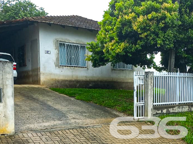 IMÓVEL COM 3 DORMITÓRIOS E ÁREA DE FESTAS NO BAIRRO JARIVATUBA
Descubra seu novo lar no bairro Jarivatuba, uma residência espaçosa com 111m² de área construída em um terreno de 435m².
Este imóvel encantador oferece 3 dormitórios, 2 banheiros, uma ampla sala de estar e jantar conjugadas com a cozinha, além de uma generosa área de festas com edícula para momentos inesquecíveis em família.
UMA RESIDÊNCIA QUE COMBINA CONFORTO E PRATICIDADE:
Além do conforto interno, a casa conta com garagem coberta e uma varanda extensa, perfeita para relaxar ao ar livre. A edícula inclui um espaço adicional com banheiro e uma sala, ideal para um escritório ou quarto de hóspedes.
VIVA COM FACILIDADE E ACESSIBILIDADE EM JARIVATUBA:
Localizada no bairro Jarivatuba, esta casa está próxima a escolas, transporte público e vias de acesso, combinando a tranquilidade de um bairro residencial com a conveniência de ter tudo o que você precisa por perto.
ESCOLHA A 636 NEGÓCIOS IMOBILIÁRIOS PARA ENCONTRAR SEU LAR IDEAL:
Com mais de 30 anos de experiência, a 636 Negócios Imobiliários é sua aliada para encontrar o imóvel perfeito. Estamos aqui para ajudá-lo a realizar o sonho da casa própria com segurança e confiança.
Telefone: (47) 3451-0636
WhatsApp: (47) 99190-0636
Não perca esta oportunidade única! Saiba mais em nosso site: i636.com.br