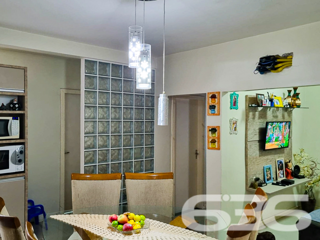 IMÓVEL COM 3 DORMITÓRIOS E ÁREA DE FESTAS NO BAIRRO JARIVATUBA
Descubra seu novo lar no bairro Jarivatuba, uma residência espaçosa com 111m² de área construída em um terreno de 435m².
Este imóvel encantador oferece 3 dormitórios, 2 banheiros, uma ampla sala de estar e jantar conjugadas com a cozinha, além de uma generosa área de festas com edícula para momentos inesquecíveis em família.
UMA RESIDÊNCIA QUE COMBINA CONFORTO E PRATICIDADE:
Além do conforto interno, a casa conta com garagem coberta e uma varanda extensa, perfeita para relaxar ao ar livre. A edícula inclui um espaço adicional com banheiro e uma sala, ideal para um escritório ou quarto de hóspedes.
VIVA COM FACILIDADE E ACESSIBILIDADE EM JARIVATUBA:
Localizada no bairro Jarivatuba, esta casa está próxima a escolas, transporte público e vias de acesso, combinando a tranquilidade de um bairro residencial com a conveniência de ter tudo o que você precisa por perto.
ESCOLHA A 636 NEGÓCIOS IMOBILIÁRIOS PARA ENCONTRAR SEU LAR IDEAL:
Com mais de 30 anos de experiência, a 636 Negócios Imobiliários é sua aliada para encontrar o imóvel perfeito. Estamos aqui para ajudá-lo a realizar o sonho da casa própria com segurança e confiança.
Telefone: (47) 3451-0636
WhatsApp: (47) 99190-0636
Não perca esta oportunidade única! Saiba mais em nosso site: i636.com.br