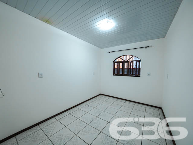 Casa Térrea no Bairro Jarivatuba - Joinville/SC

Se você busca conforto, espaço e uma localização privilegiada, esta casa é a oportunidade perfeita! Localizada no bairro Jarivatuba, em Joinville, SC, esta residência térrea alia praticidade e funcionalidade com ambientes amplos e bem planejados.

Características do Imóvel:

3 dormitórios, ideal para acomodar sua família com conforto.
Sala de estar espaçosa com excelente luminosidade natural.
Cozinha ampla, com móveis planejados, perfeita para quem gosta de preparar suas receitas favoritas.
Área de serviço funcional e independente.
2 vagas de garagem coberta.
Banheiro social e despensa.
Churrasqueira integrada à área externa, ideal para momentos de lazer com amigos e familiares.

Sobre a Localização: Situada em rua pavimentada e tranquila, esta casa está no coração do bairro Jarivatuba, uma região em crescente valorização. Ideal para quem busca qualidade de vida, com fácil acesso a todas as conveniências do dia a dia.

Por que investir neste imóvel? Com construção sólida e estrutura impecável, esta residência é uma ótima escolha tanto para moradia quanto para investimento. O amplo terreno oferece versatilidade para novos projetos, e a localização em uma área bem conectada da cidade garante praticidade e valorização.

Não perca esta oportunidade única! Entre em contato conosco para agendar uma visita e conhecer de perto cada detalhe deste imóvel encantador. A 636 Negócios Imobiliários está à disposição para ajudar você a encontrar o lar dos seus sonhos.
 
636 NEGÓCIOS IMOBILIÁRIOS: A SUA MELHOR ESCOLHA
Com mais de 30 anos de experiência, a 636 Negócios Imobiliários é sua parceira ideal para encontrar o imóvel perfeito. Estamos prontos para ajudá-lo a fazer deste imóvel o seu novo lar.
 
Telefone: (47) 3451-0636
WhatsApp: (47) 99190-0636
 
Não perca esta oportunidade única. Visite nosso site para mais informações: i636.com.br