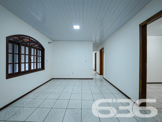 Casa Térrea no Bairro Jarivatuba - Joinville/SC

Se você busca conforto, espaço e uma localização privilegiada, esta casa é a oportunidade perfeita! Localizada no bairro Jarivatuba, em Joinville, SC, esta residência térrea alia praticidade e funcionalidade com ambientes amplos e bem planejados.

Características do Imóvel:

3 dormitórios, ideal para acomodar sua família com conforto.
Sala de estar espaçosa com excelente luminosidade natural.
Cozinha ampla, com móveis planejados, perfeita para quem gosta de preparar suas receitas favoritas.
Área de serviço funcional e independente.
2 vagas de garagem coberta.
Banheiro social e despensa.
Churrasqueira integrada à área externa, ideal para momentos de lazer com amigos e familiares.

Sobre a Localização: Situada em rua pavimentada e tranquila, esta casa está no coração do bairro Jarivatuba, uma região em crescente valorização. Ideal para quem busca qualidade de vida, com fácil acesso a todas as conveniências do dia a dia.

Por que investir neste imóvel? Com construção sólida e estrutura impecável, esta residência é uma ótima escolha tanto para moradia quanto para investimento. O amplo terreno oferece versatilidade para novos projetos, e a localização em uma área bem conectada da cidade garante praticidade e valorização.

Não perca esta oportunidade única! Entre em contato conosco para agendar uma visita e conhecer de perto cada detalhe deste imóvel encantador. A 636 Negócios Imobiliários está à disposição para ajudar você a encontrar o lar dos seus sonhos.
 
636 NEGÓCIOS IMOBILIÁRIOS: A SUA MELHOR ESCOLHA
Com mais de 30 anos de experiência, a 636 Negócios Imobiliários é sua parceira ideal para encontrar o imóvel perfeito. Estamos prontos para ajudá-lo a fazer deste imóvel o seu novo lar.
 
Telefone: (47) 3451-0636
WhatsApp: (47) 99190-0636
 
Não perca esta oportunidade única. Visite nosso site para mais informações: i636.com.br