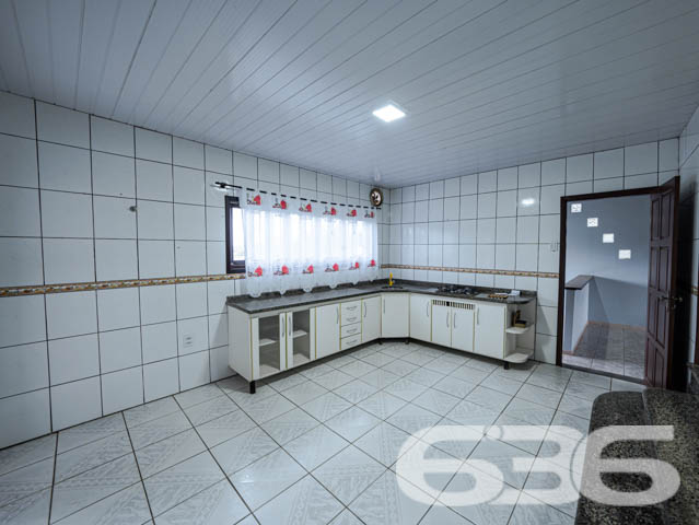 Casa Térrea no Bairro Jarivatuba - Joinville/SC

Se você busca conforto, espaço e uma localização privilegiada, esta casa é a oportunidade perfeita! Localizada no bairro Jarivatuba, em Joinville, SC, esta residência térrea alia praticidade e funcionalidade com ambientes amplos e bem planejados.

Características do Imóvel:

3 dormitórios, ideal para acomodar sua família com conforto.
Sala de estar espaçosa com excelente luminosidade natural.
Cozinha ampla, com móveis planejados, perfeita para quem gosta de preparar suas receitas favoritas.
Área de serviço funcional e independente.
2 vagas de garagem coberta.
Banheiro social e despensa.
Churrasqueira integrada à área externa, ideal para momentos de lazer com amigos e familiares.

Sobre a Localização: Situada em rua pavimentada e tranquila, esta casa está no coração do bairro Jarivatuba, uma região em crescente valorização. Ideal para quem busca qualidade de vida, com fácil acesso a todas as conveniências do dia a dia.

Por que investir neste imóvel? Com construção sólida e estrutura impecável, esta residência é uma ótima escolha tanto para moradia quanto para investimento. O amplo terreno oferece versatilidade para novos projetos, e a localização em uma área bem conectada da cidade garante praticidade e valorização.

Não perca esta oportunidade única! Entre em contato conosco para agendar uma visita e conhecer de perto cada detalhe deste imóvel encantador. A 636 Negócios Imobiliários está à disposição para ajudar você a encontrar o lar dos seus sonhos.
 
636 NEGÓCIOS IMOBILIÁRIOS: A SUA MELHOR ESCOLHA
Com mais de 30 anos de experiência, a 636 Negócios Imobiliários é sua parceira ideal para encontrar o imóvel perfeito. Estamos prontos para ajudá-lo a fazer deste imóvel o seu novo lar.
 
Telefone: (47) 3451-0636
WhatsApp: (47) 99190-0636
 
Não perca esta oportunidade única. Visite nosso site para mais informações: i636.com.br
